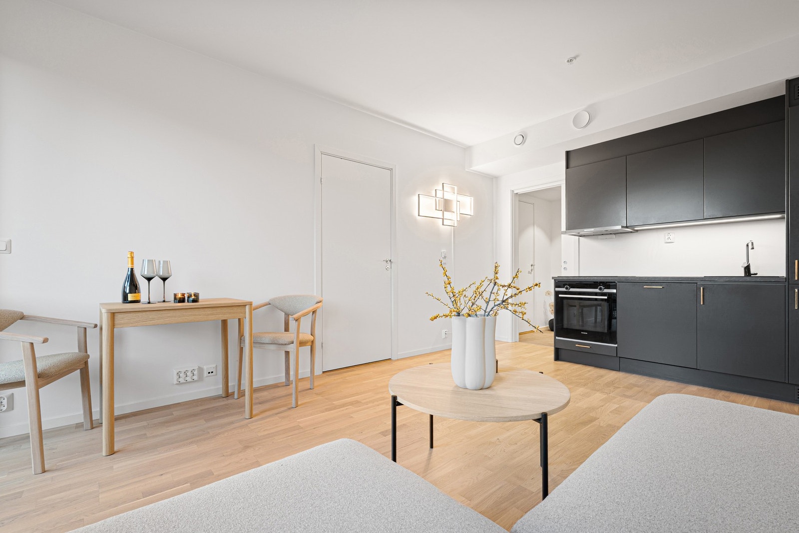 Lave felleskostnader per måned, hvor kommunale avgifter, oppvarming og varmtvann også er inkludert. Galleribilde