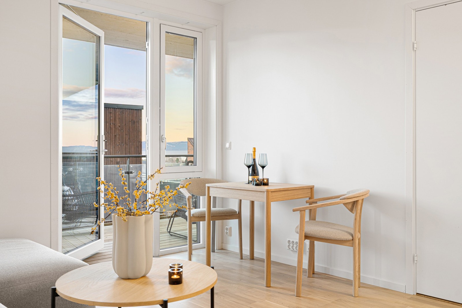 Det er begrenset med innsyn på grunn av beliggenhet i høy 2 etasje. Galleribilde