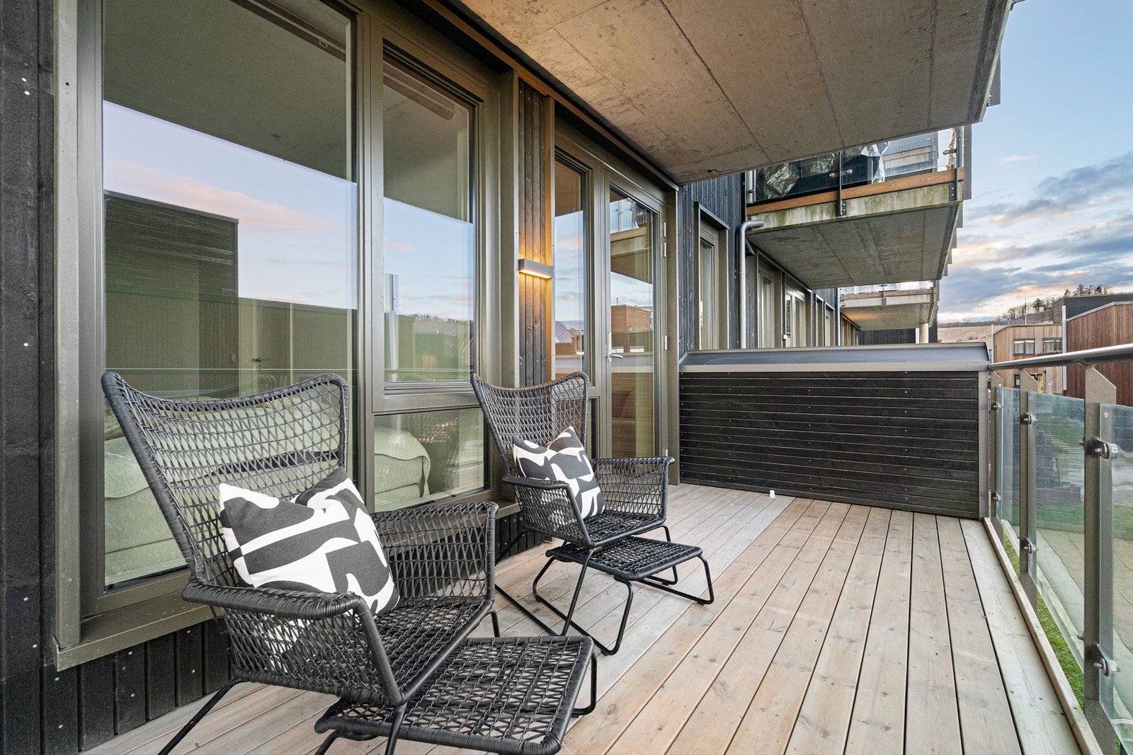 Balkongen er et av eiendommens mange attraktive salgsargumenter. Den er på hele 9 kvadratmeter. Galleribilde