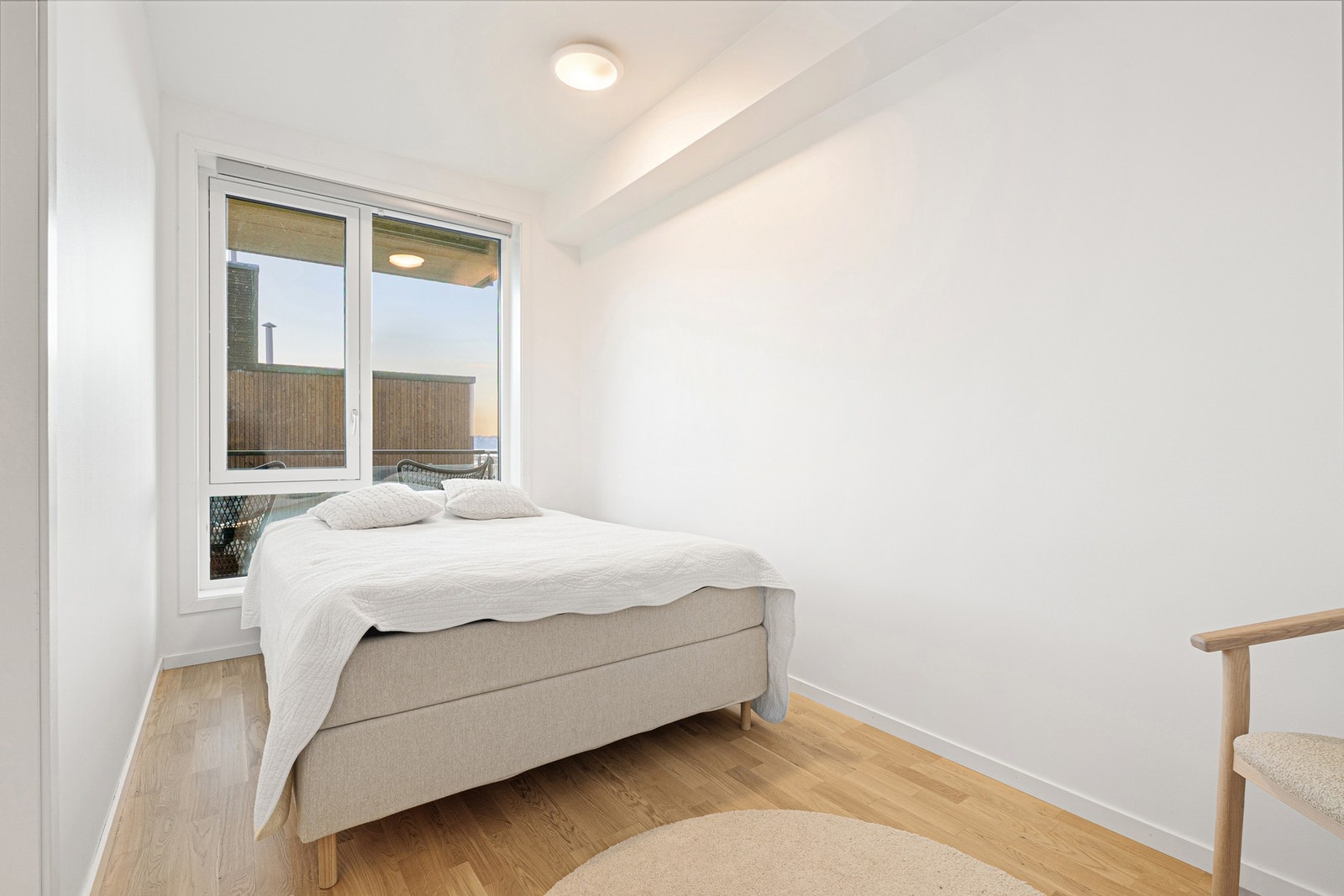 Soverommet har god plass til både dobbeltseng og en praktisk garderobeløsning. Galleribilde