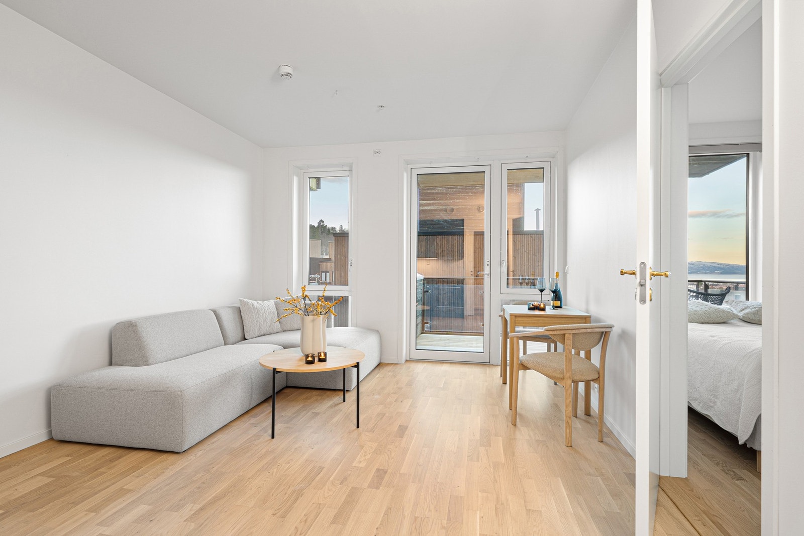 Det er fleksible muligheter for spisesone. Enten ved balkongen eller ved siden av sofaen, alt etter hva som passer deg Galleribilde