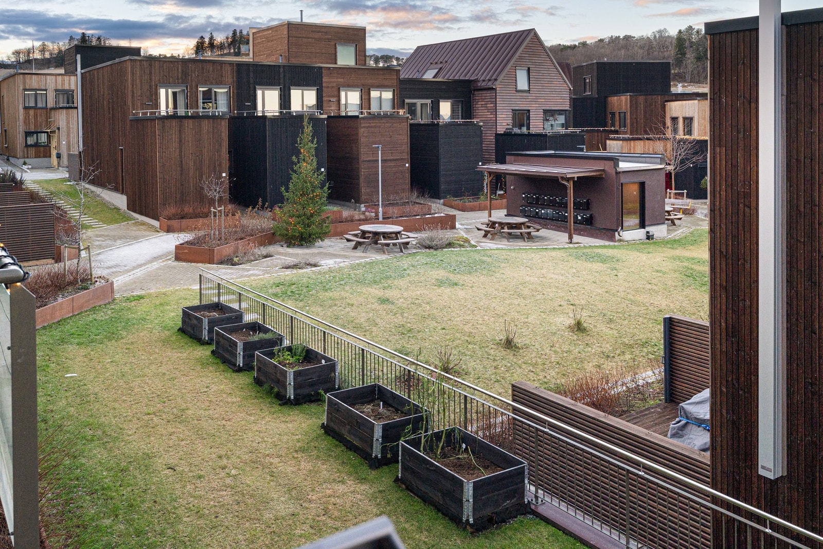 Leiligheten har en skjermet beliggenhet som gir svært begrenset innsyn. Galleribilde