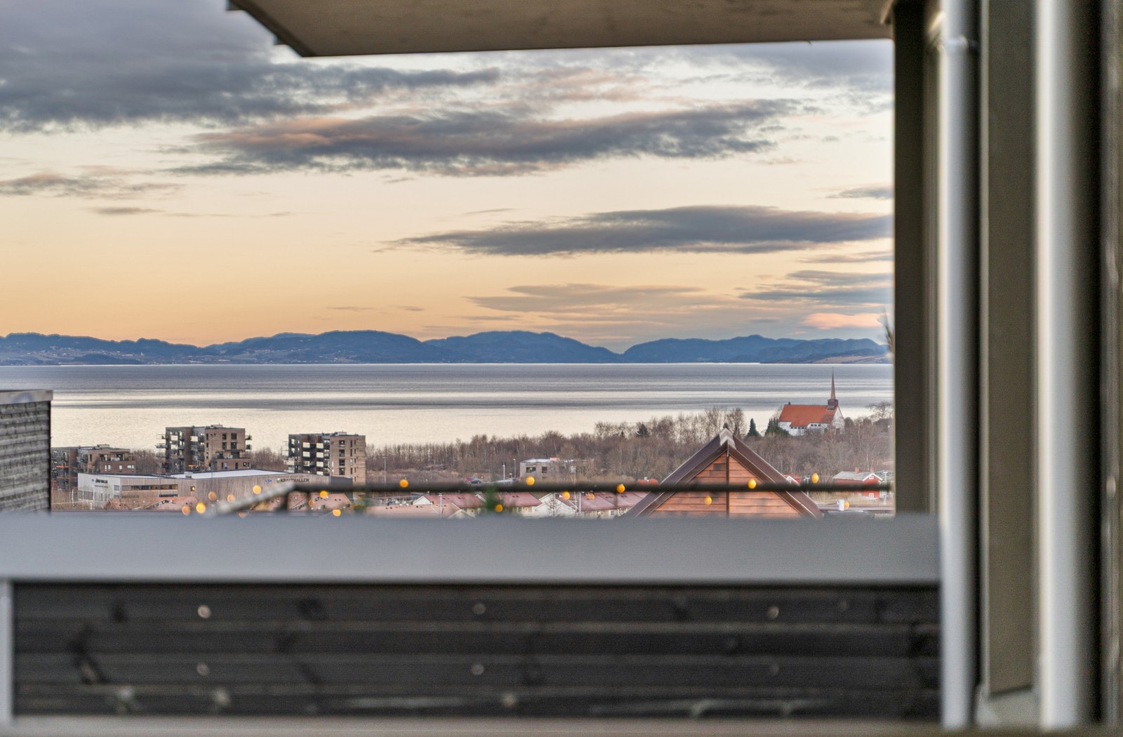 Sjekk utsikten fra balkongen. Galleribilde