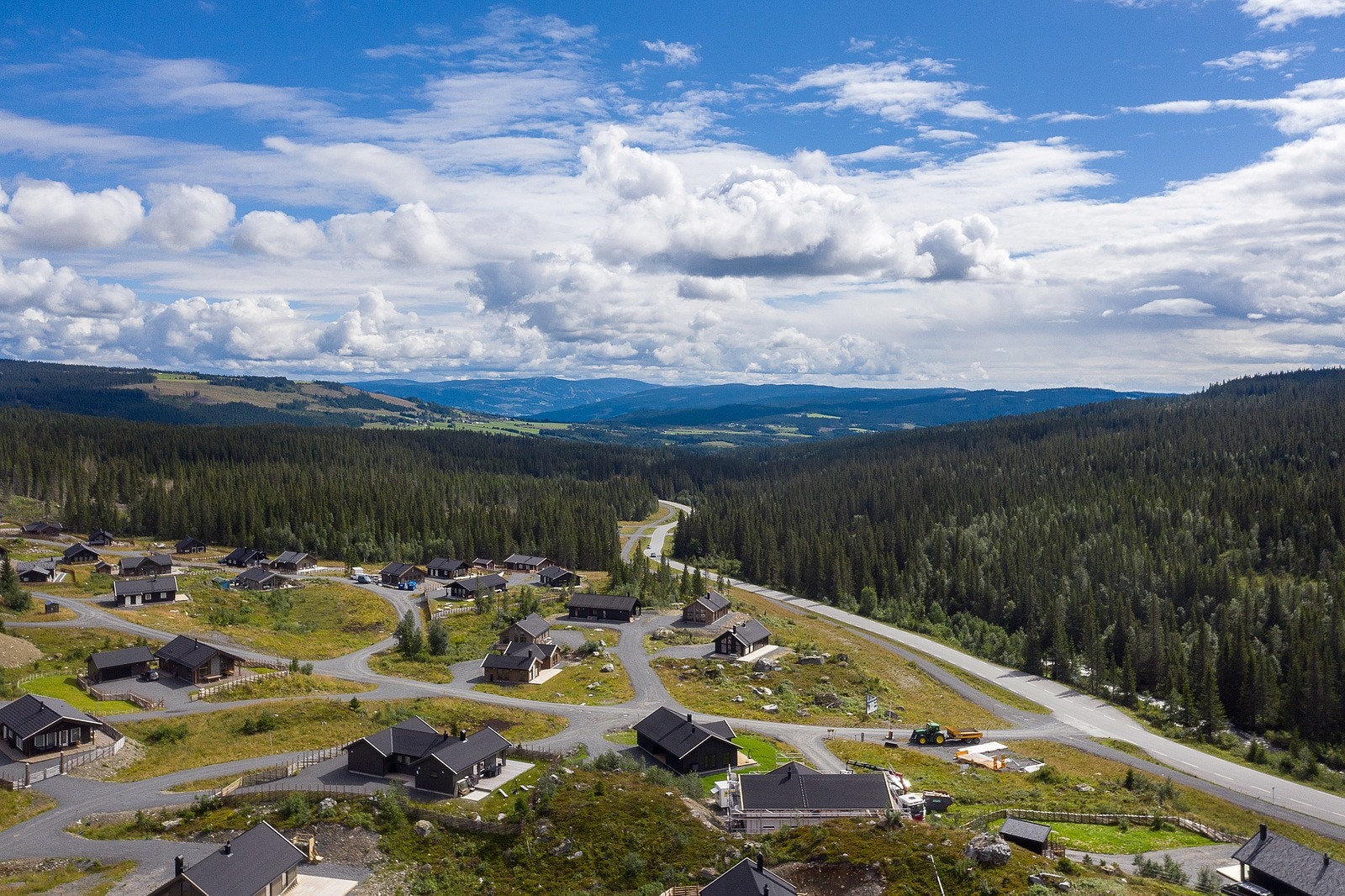 Kort vei til Skeiporten som har matbutikk, sportsbutikk samt interiørbutikken "Fjellglede" som også kan by på kaffe og noe å bite i. Galleribilde