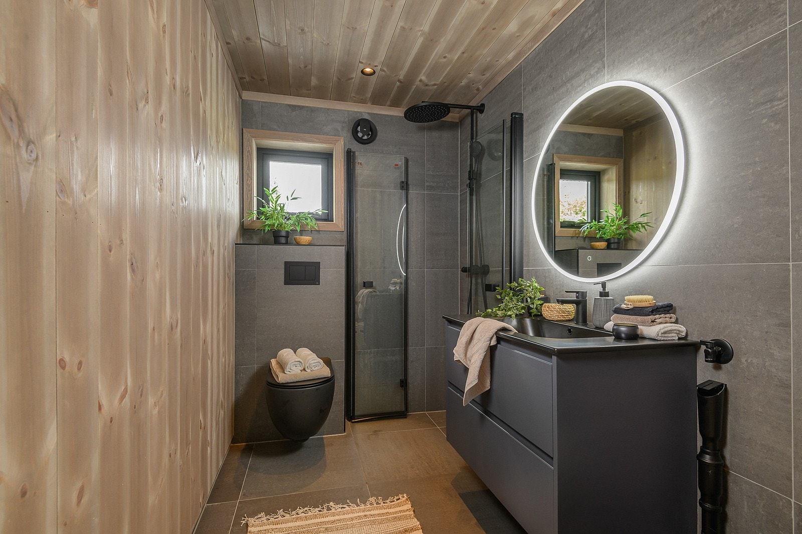 Baderommene har samme moderne uttrykk og er utstyrt med vegghengt toalett, dusjhjørne med glassvegger og baderomsinnredning. Galleribilde