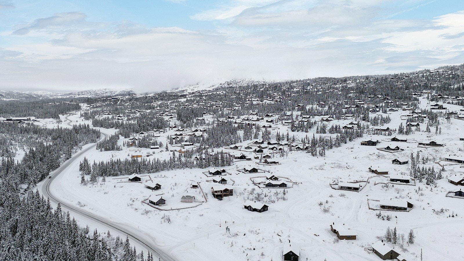 Eiendommen ligger ca. 670 moh. i nærheten til alle fasilitetene området har å by på. Galleribilde