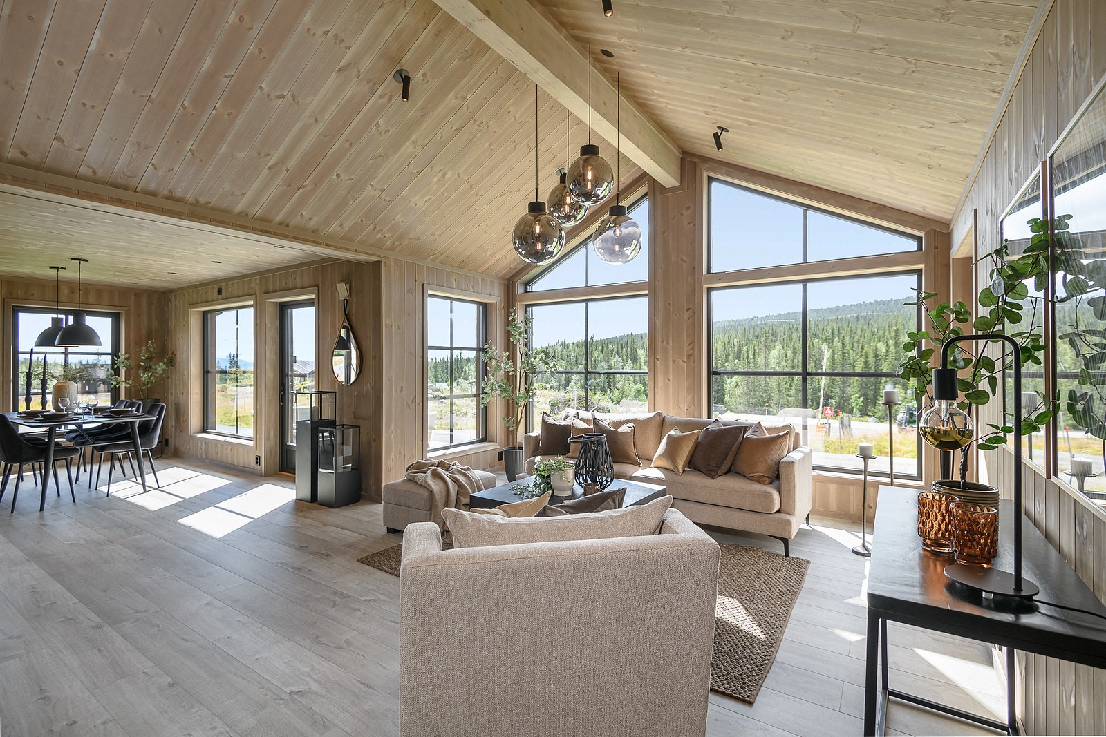 Stuen nyter godt av høyden under taket som gir en herlig, luftig romfølelse. Galleribilde