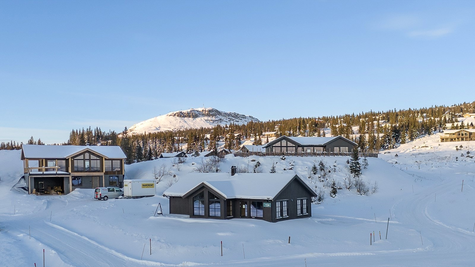 Hytta ligger i et hytteområde under utvikling, med nærhet til stort løypenett og alpinbakke. Galleribilde
