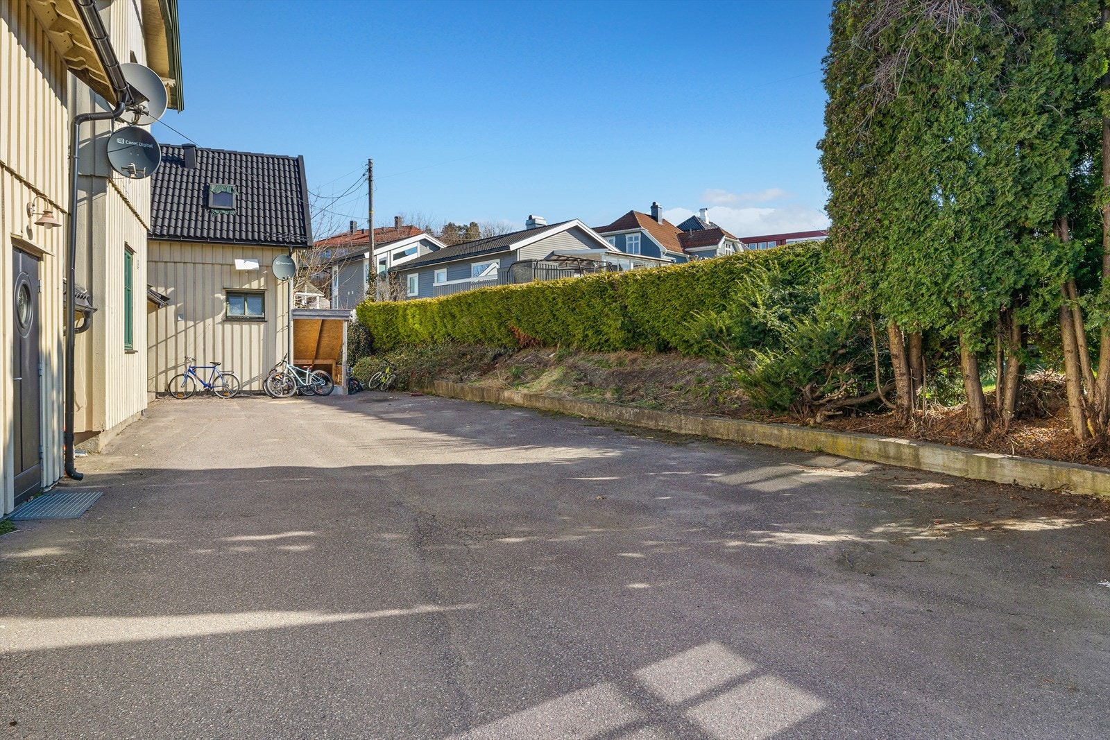 Romslig gårdsplass. Galleribilde