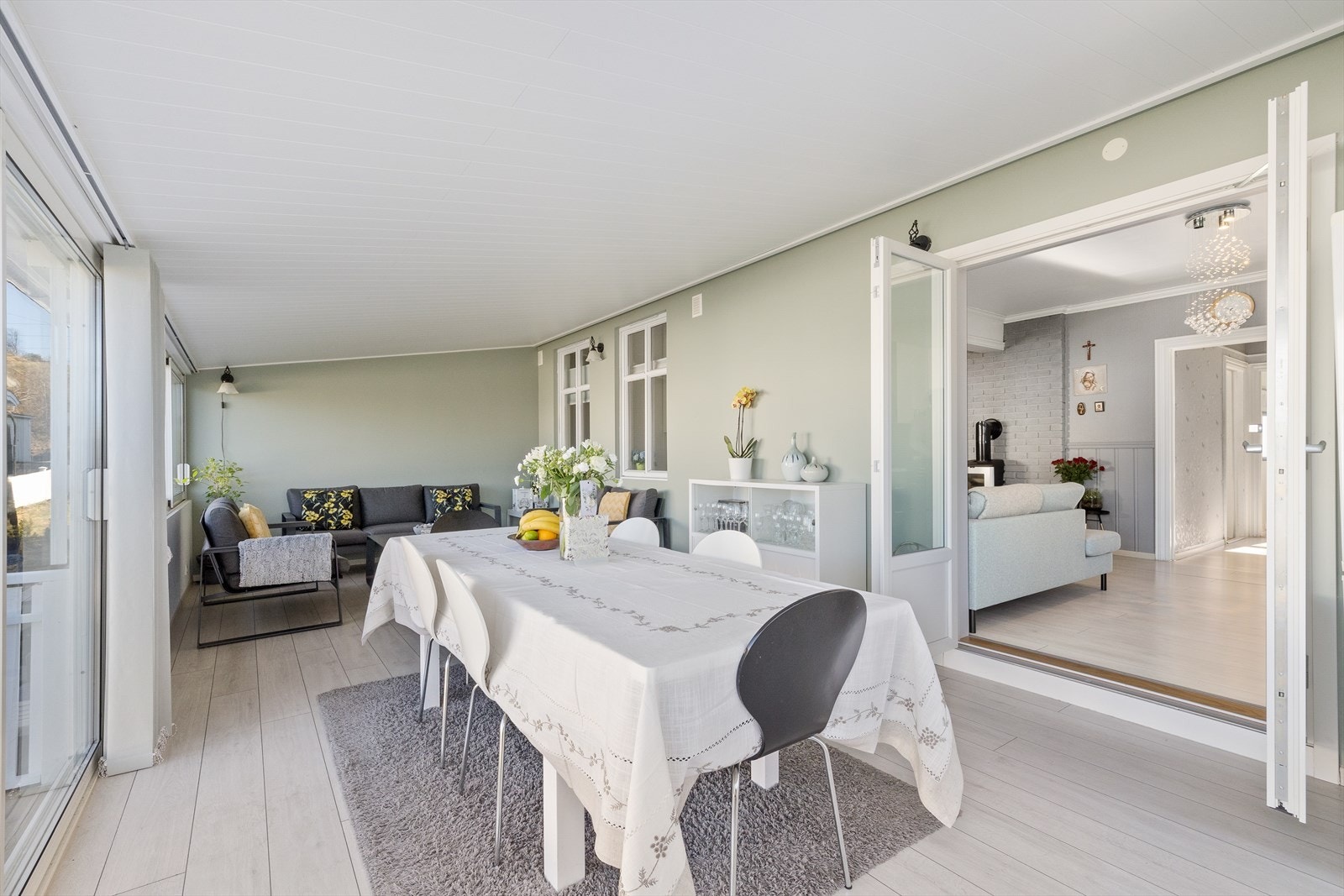 Flott tilbygg/hagestue fra ca 2019 med elektrisk gulvvarme. 2 lags glass og utvendige screens. Galleribilde