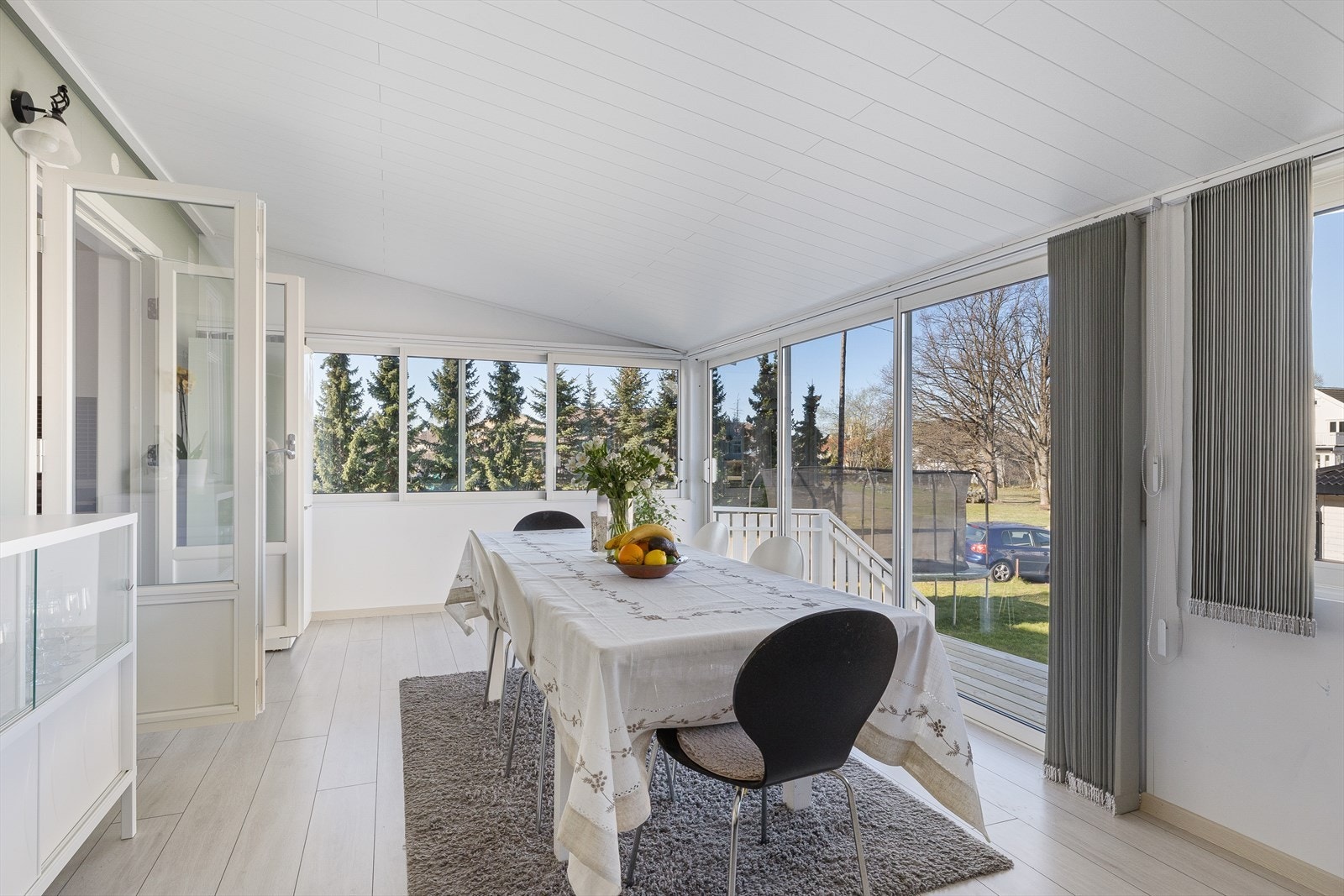 I hagestuen har man god plass til spisebord og sittegruppe. Skyvedør med utgang til hage. Galleribilde