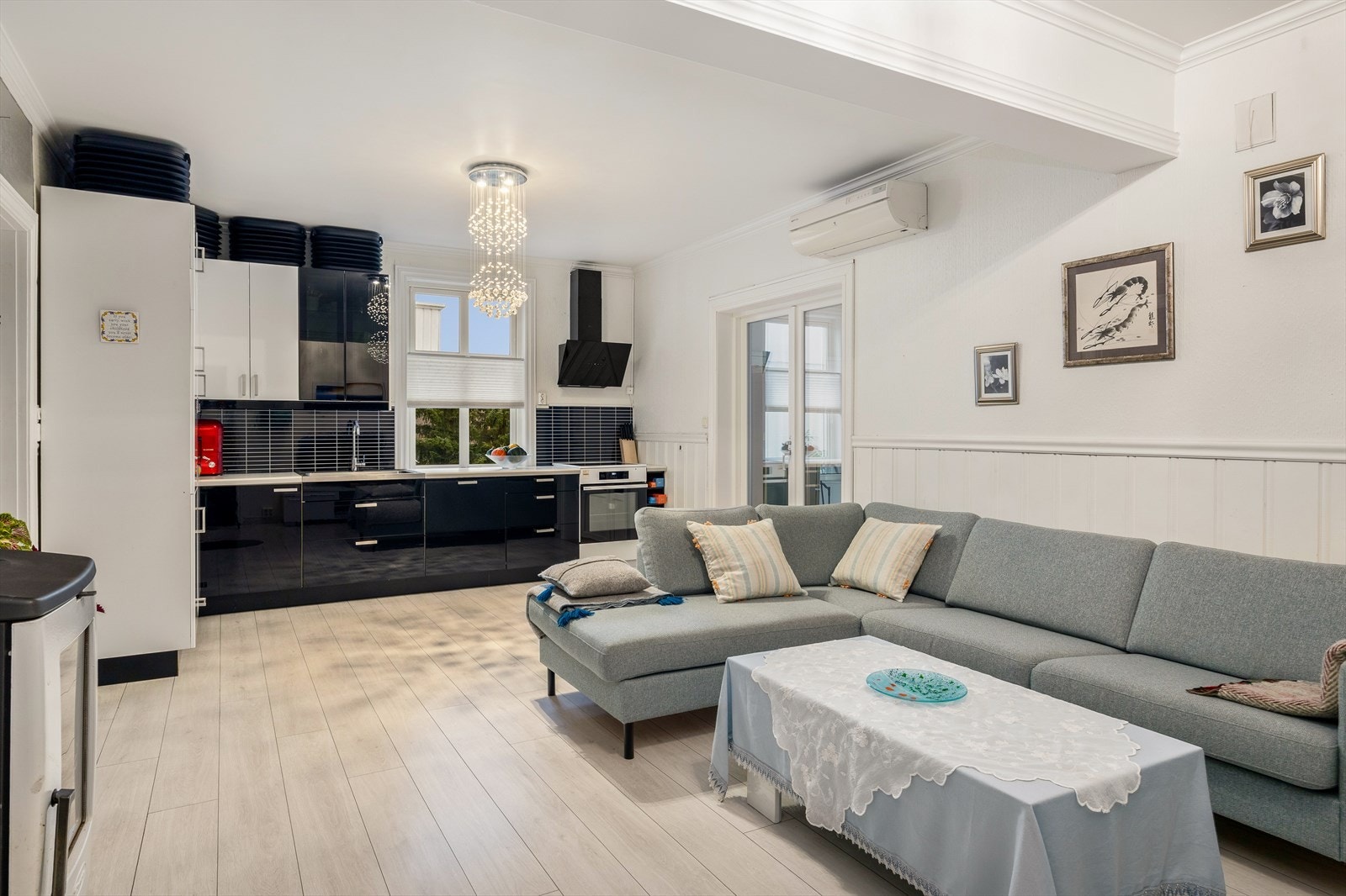 Pen, lys stue med åpen kjøkkenløsning. Galleribilde