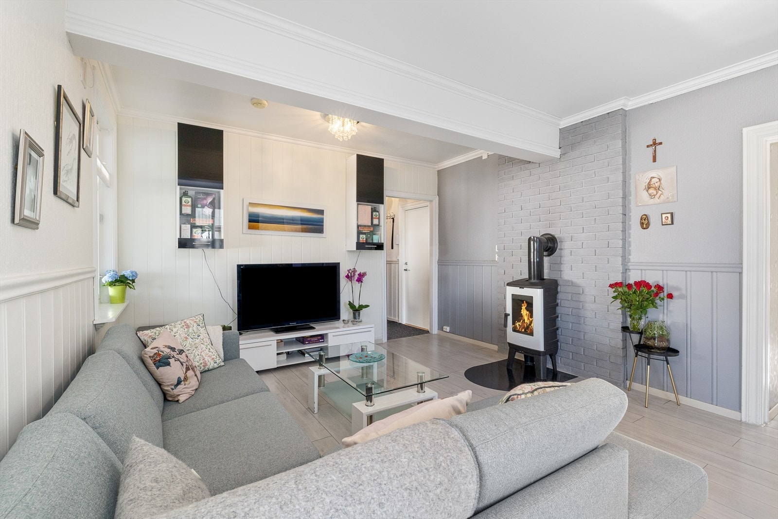 Pen, lys stue med plass til sofagruppe og eventuelt spisebord. Galleribilde