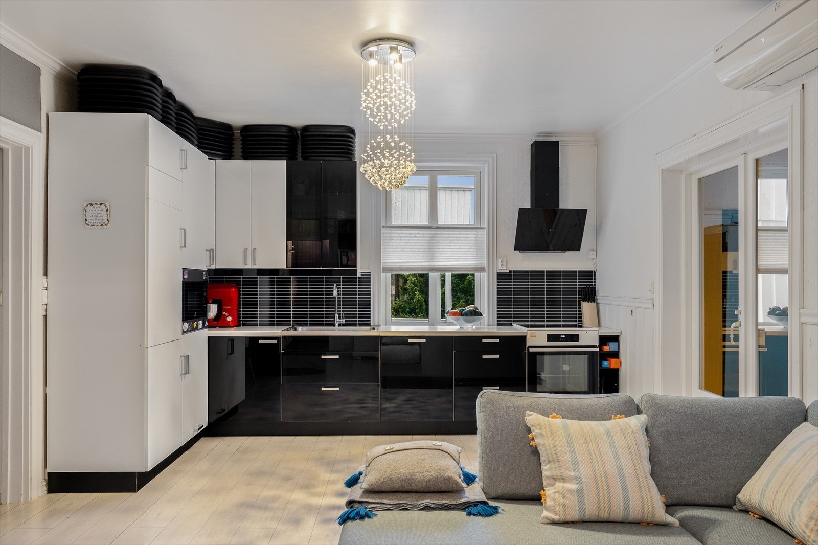 Åpen kjøkkenløsning mot stuen. Innredning i slett utførelse. Galleribilde