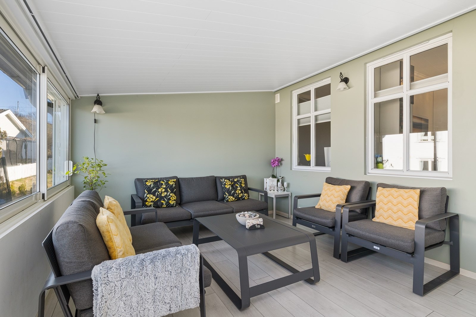 Flott tilbygg/hagestue fra ca 2019 med elektrisk gulvvarme. 2 lags glass og utvendige screens. Foto: Karl Filip Kronstad Galleribilde