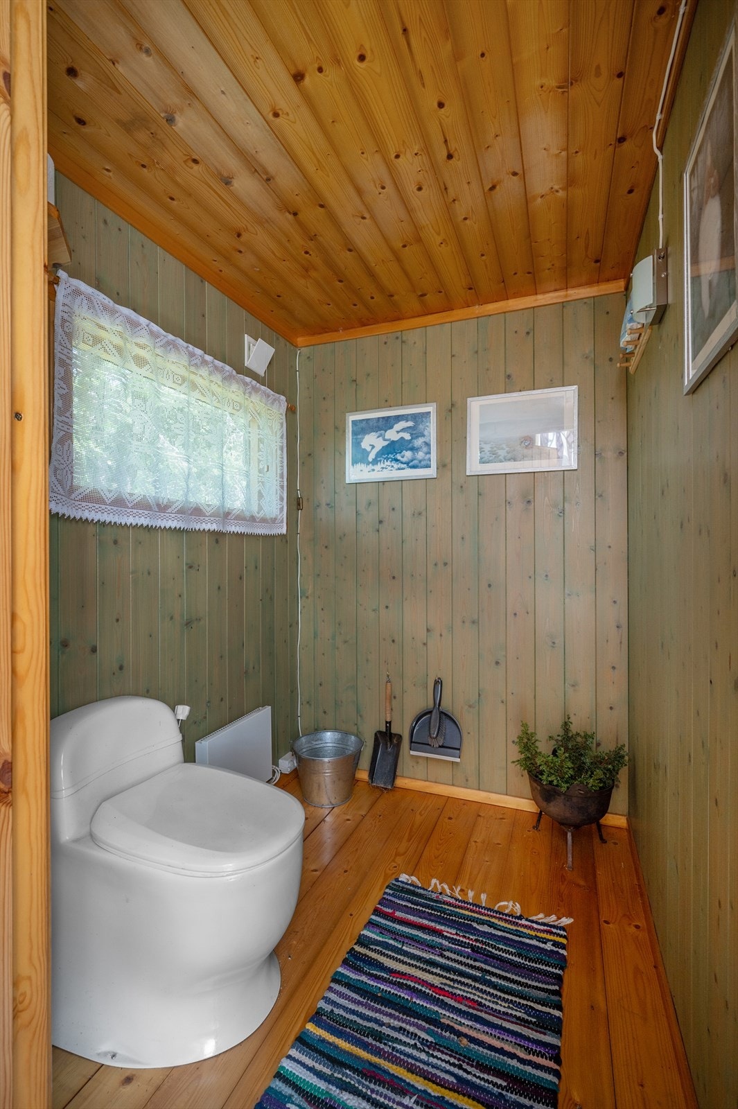 I uthuset på eiendommen er det utedo. Galleribilde