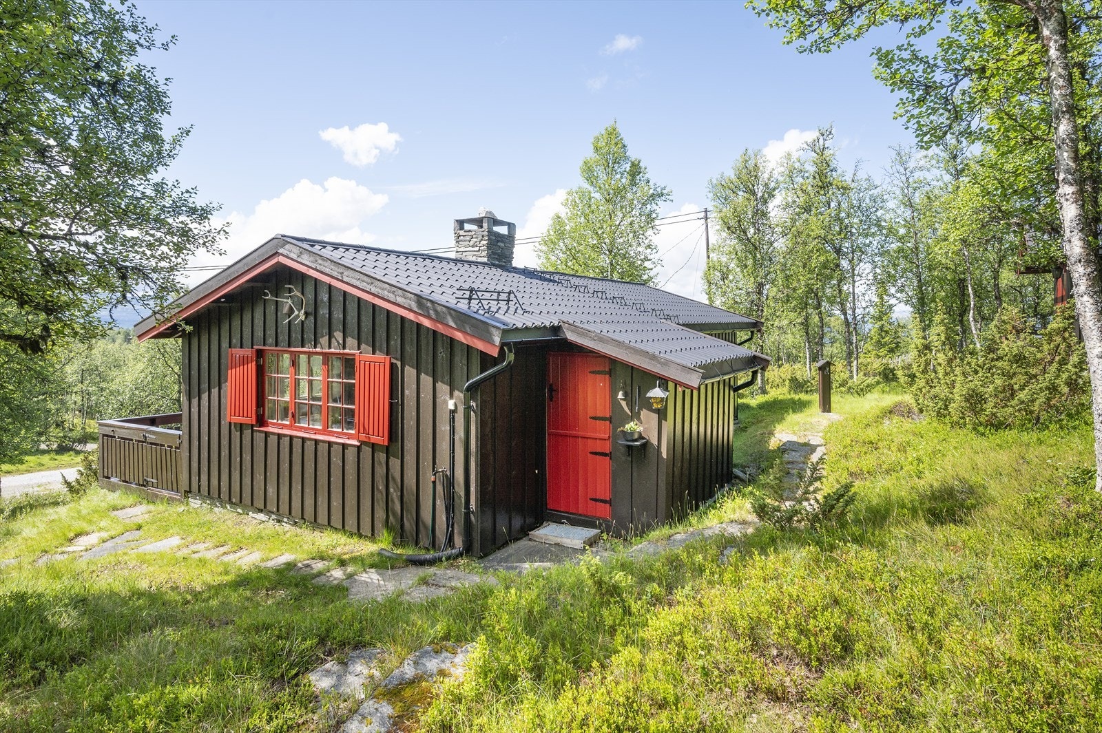 Raphamnvegen 312 ligger fint og fritt til på Raphamn i Sel kommune. Galleribilde