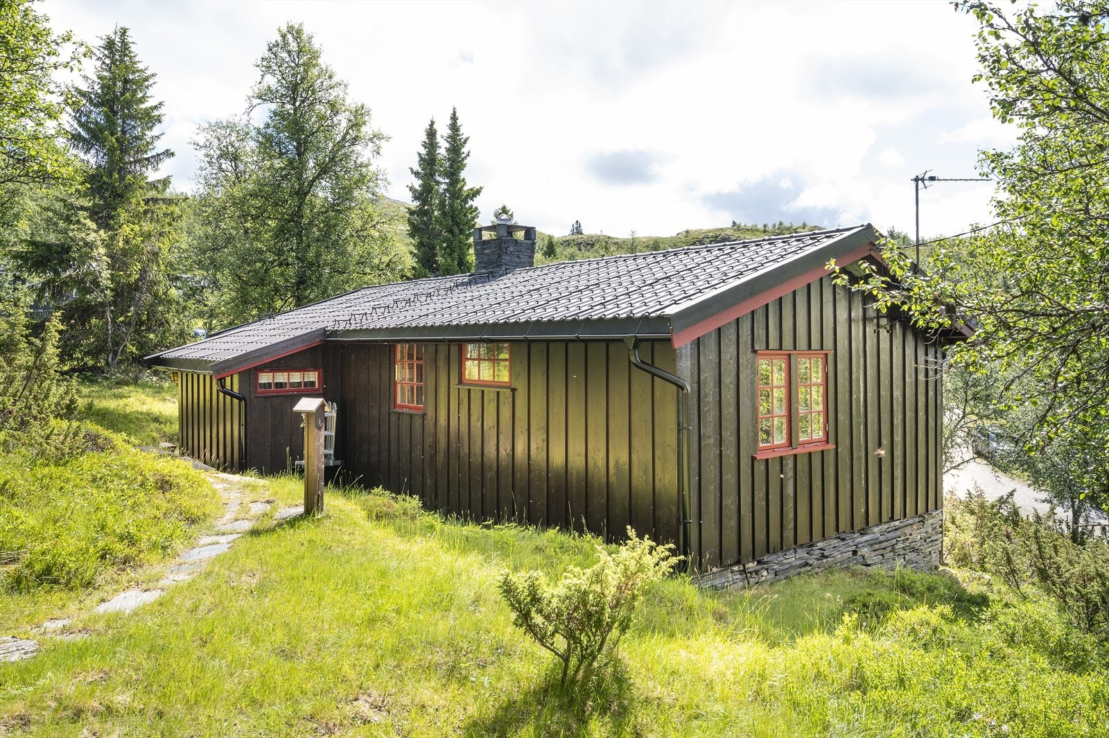 Det er innlagt strøm i både hytta og uthuset på eiendommen. Stor tomt på ca. 2 mål. Galleribilde