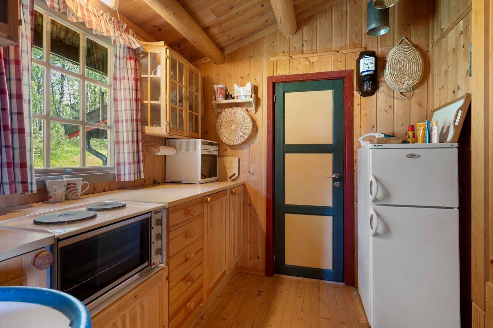Kjøkkenet i hytta er fint og solid. Galleribilde