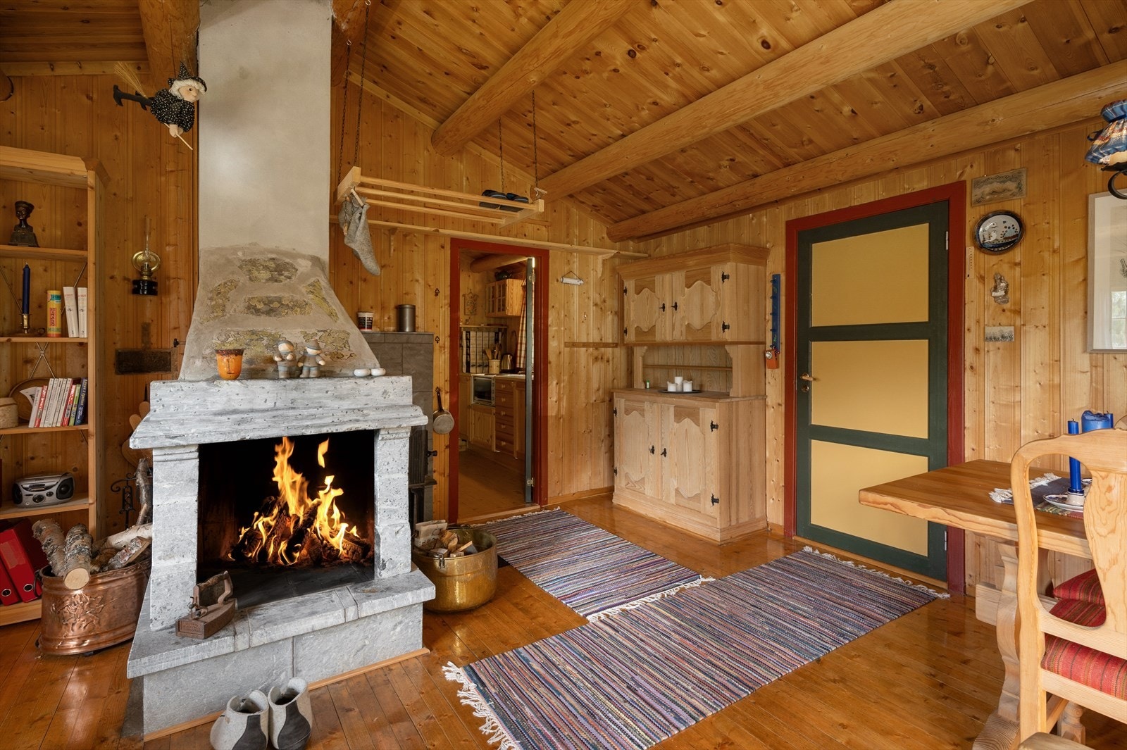 Fra stua er det tilgang til kjøkkenet rett fram, og til entréen ligger til høyre. Galleribilde