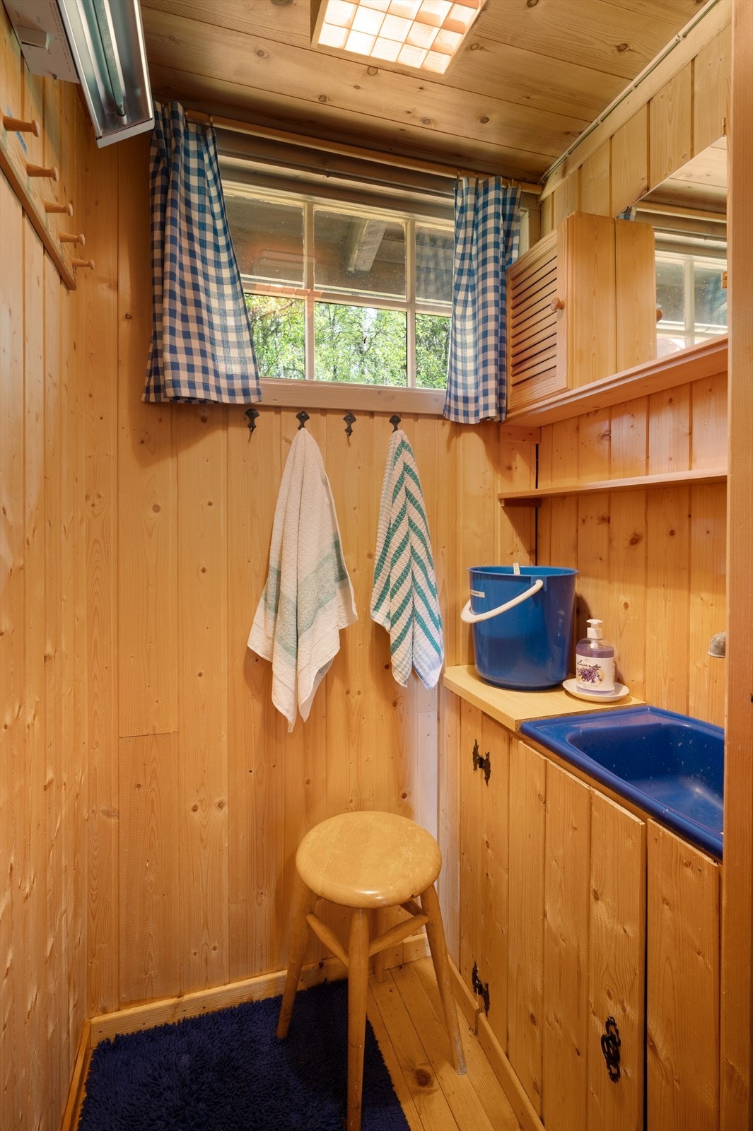 Hytta har et enkelt hyttebad. Galleribilde