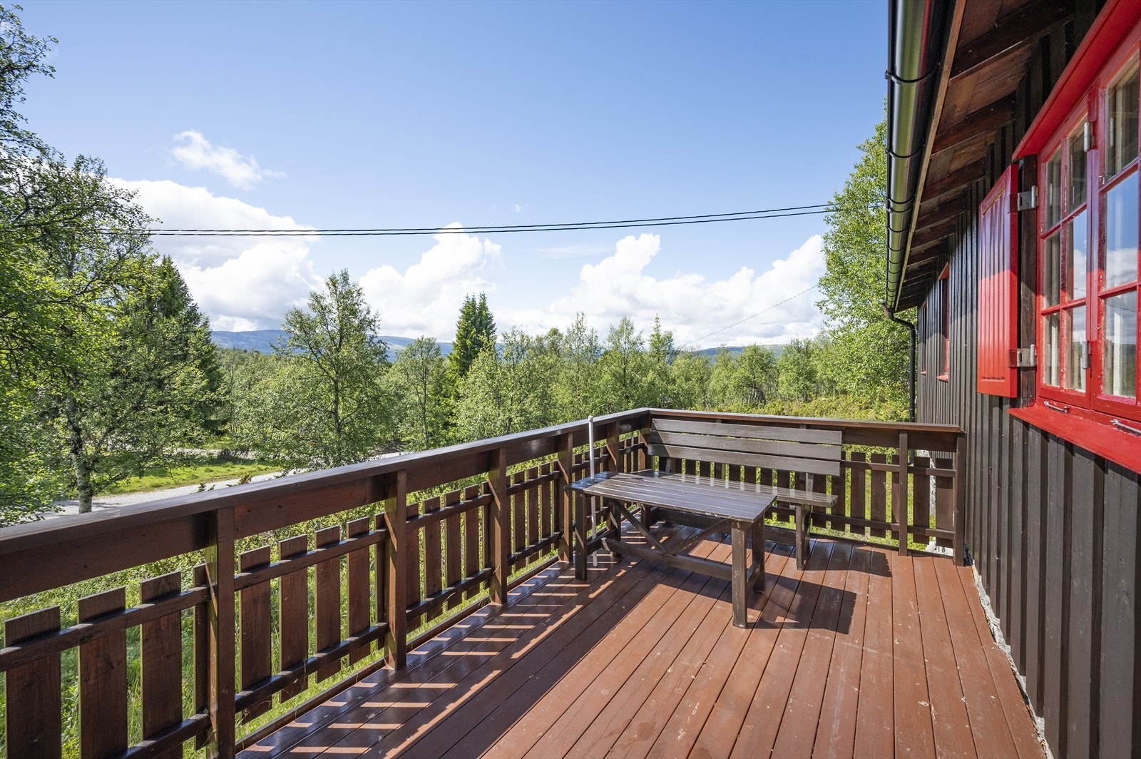 Hytta har en fin terrasse med plass til utemøblering. Galleribilde