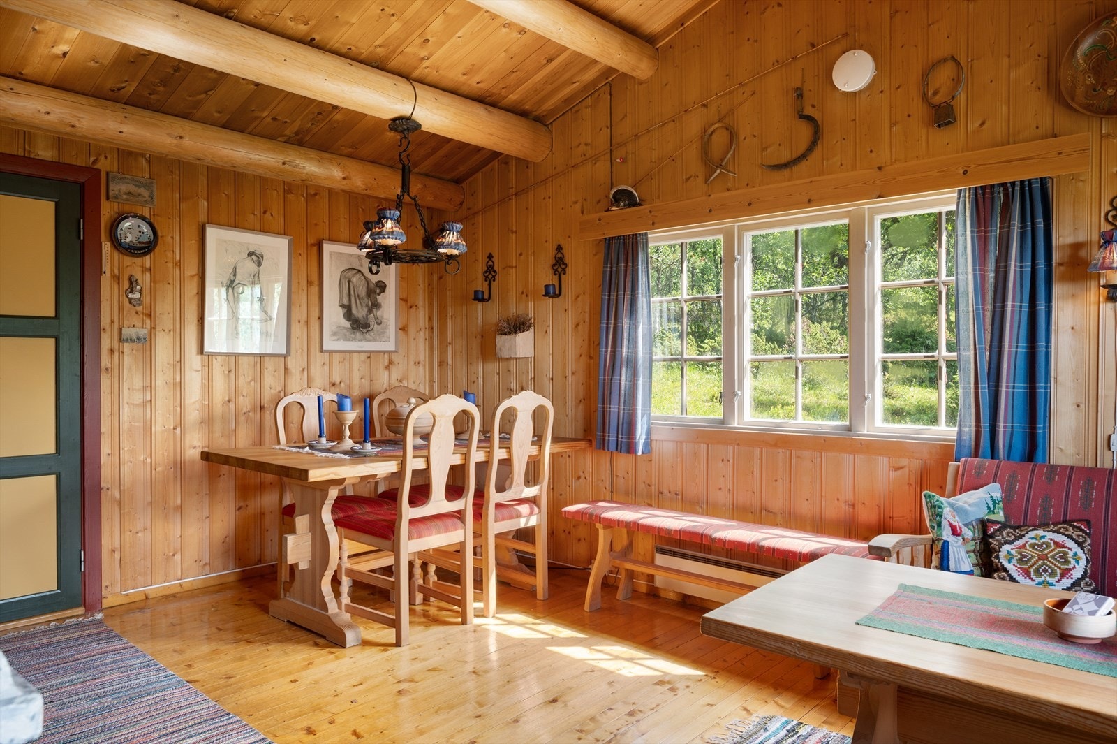 Hyggelig og lun stue i hytten. Galleribilde