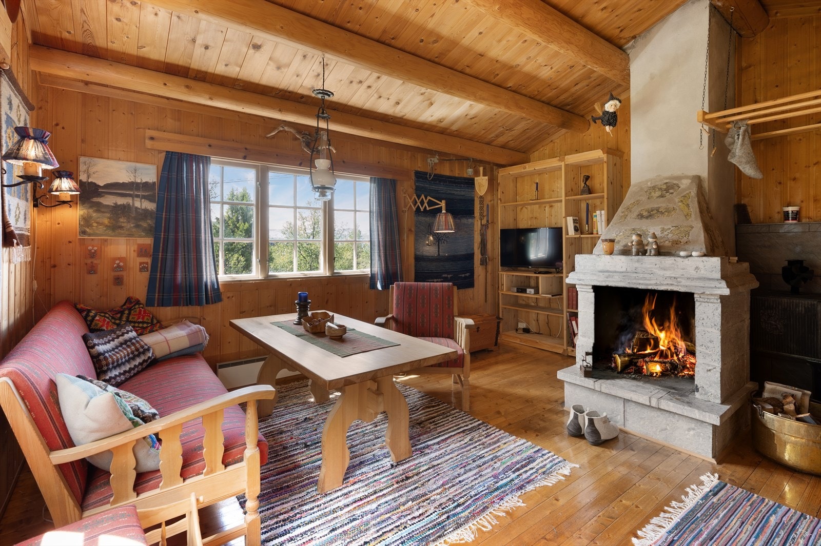 Det er er peis midt i rommet, som bidrar til en hyggelig atmosfære. Galleribilde