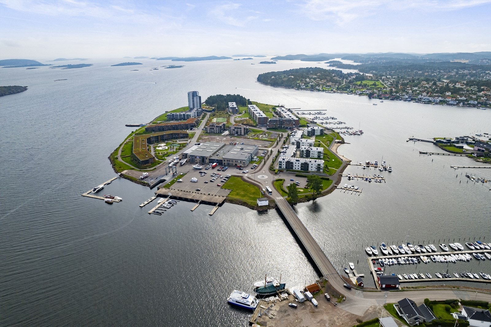 Fra Jarlsø er det kort vei til alle holmer og skjær med båt. Galleribilde