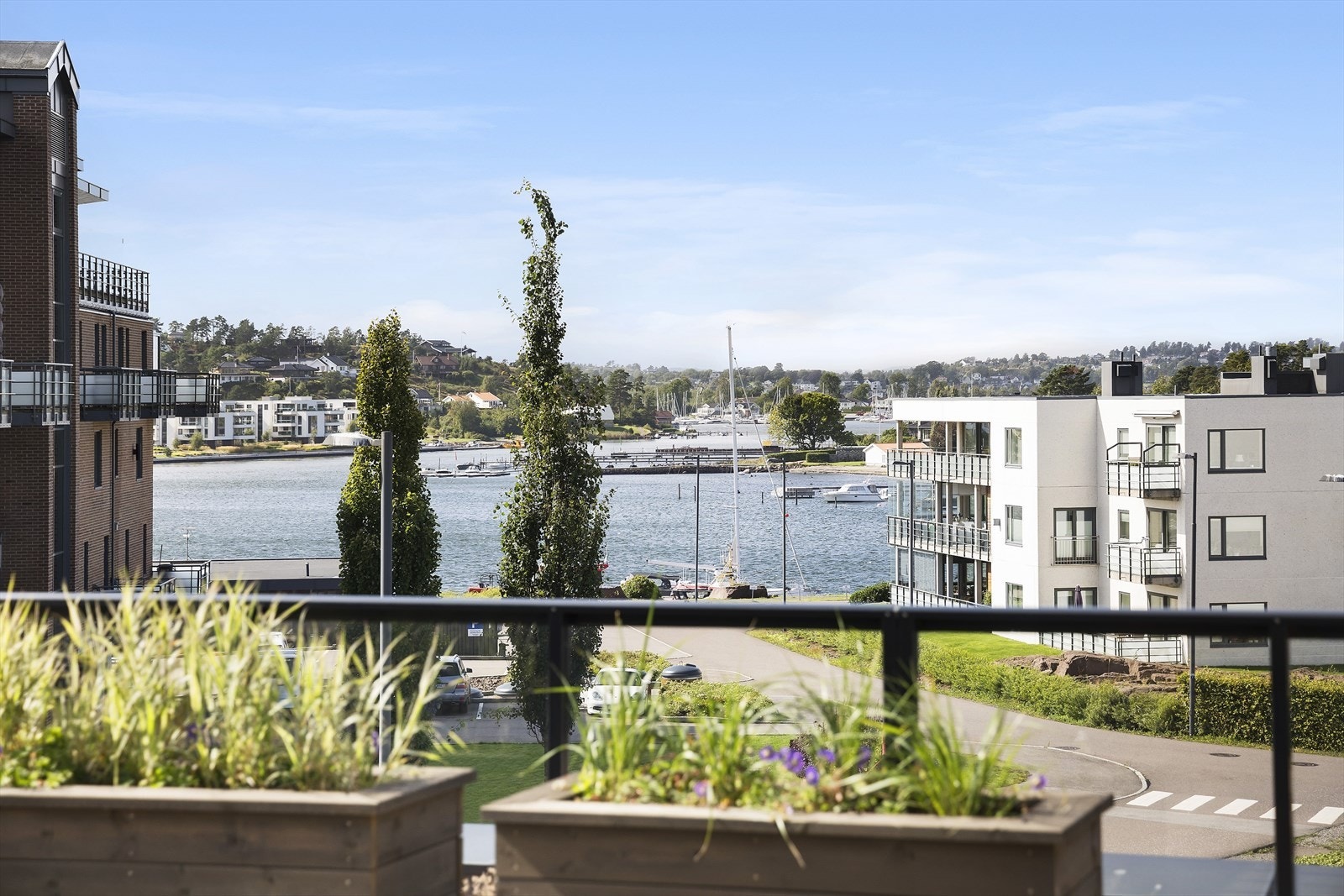 Ved å ta heisen opp i 4.etg er det en stor felles takterrasse. Her er det utstyrt med utekjøkken, benker og blomsterkasser. Utsikt til sjøen og gode solforhold. Galleribilde