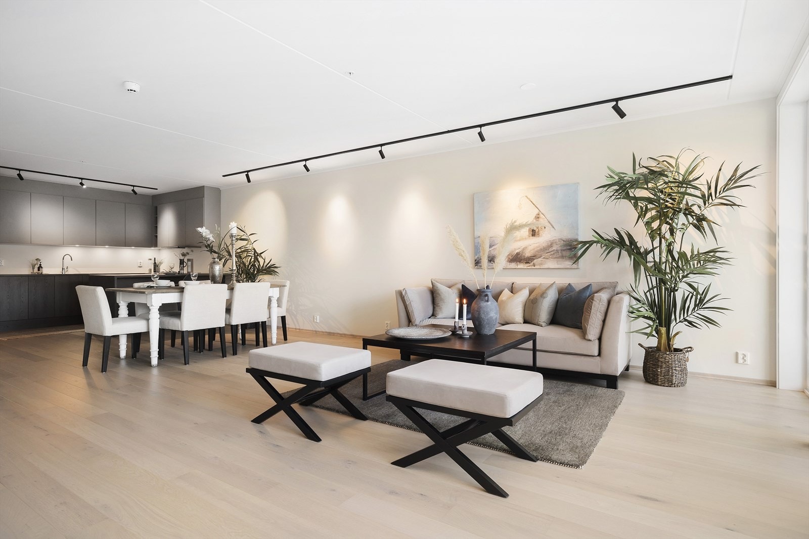 Det er montert spotskinner i stuen, på kjøkkenet og på soverommet. Vannbåren varme i alle gulv (untatt bad med varmekabler). Galleribilde