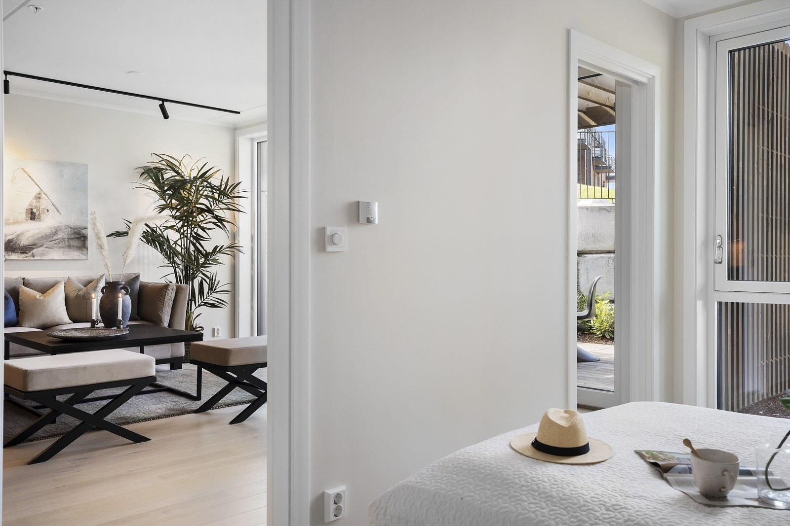 Utsyn fra soverom og inn til stuen. Galleribilde