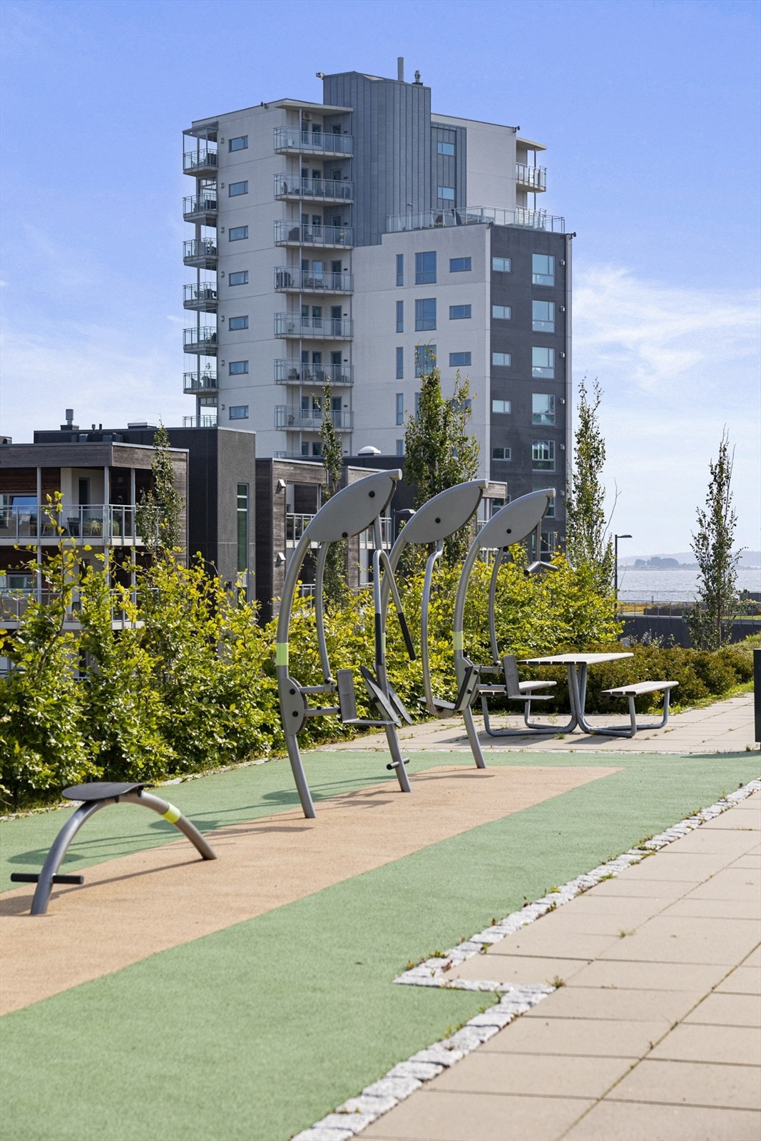 Utendørs treningsapparater på Jarlsø Galleribilde