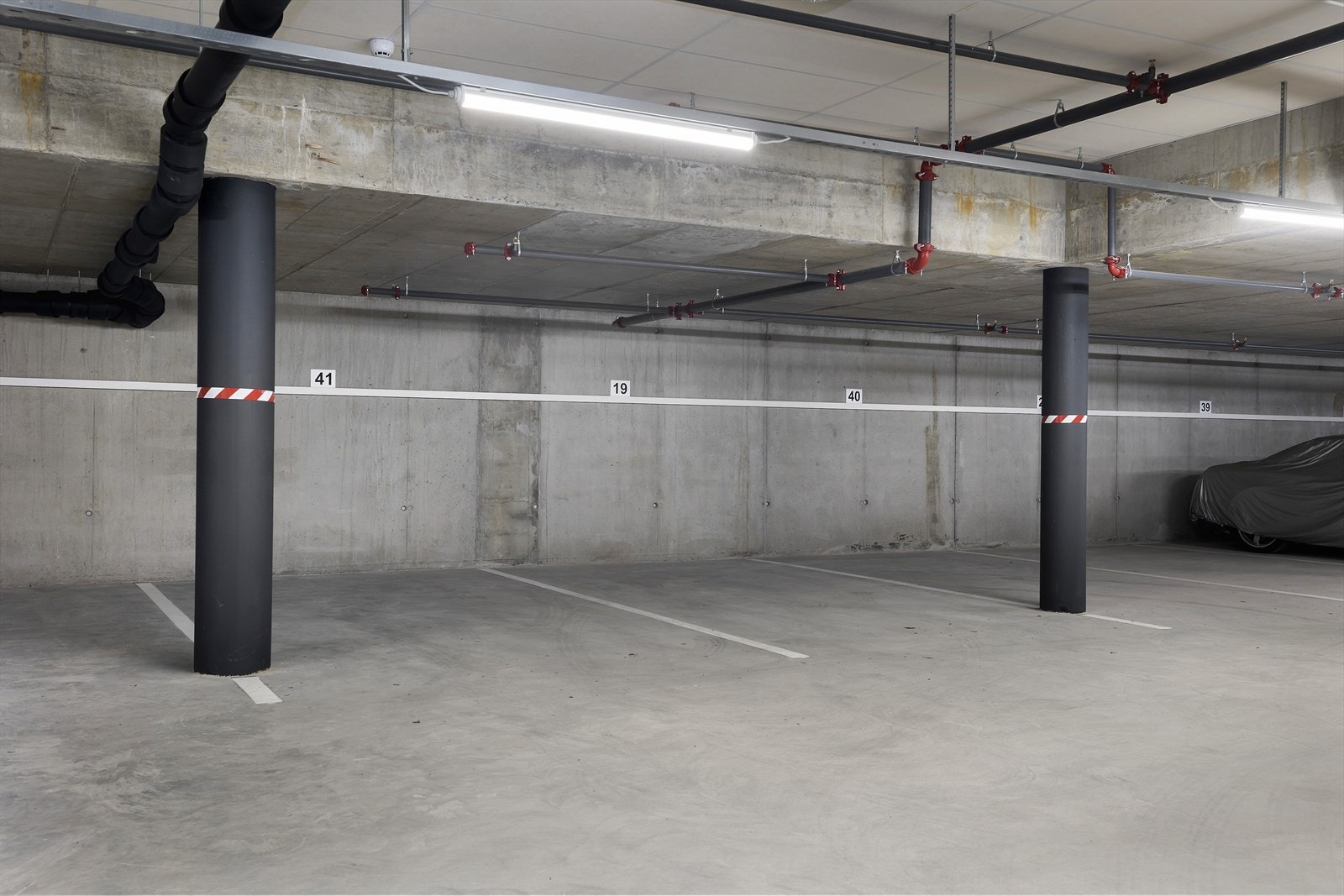 Det medfølger en garasjeplass til leiligheten. Mulighet for å sette opp elbil-lader. Eier eier parkeringsplassen ved siden av. Denne kan evt kjøpes i tillegg etter avtale. Galleribilde