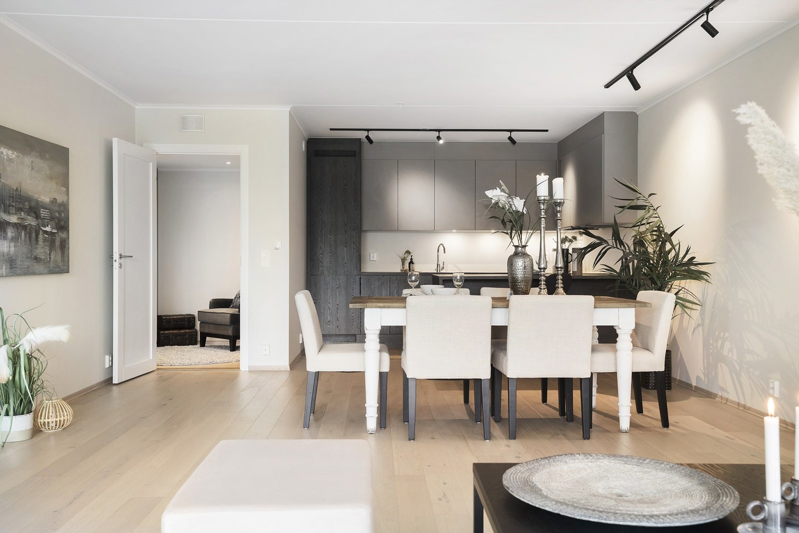 Kjøkkenet er fint plassert, litt tilbaketrukket fra fellesarealene. Galleribilde