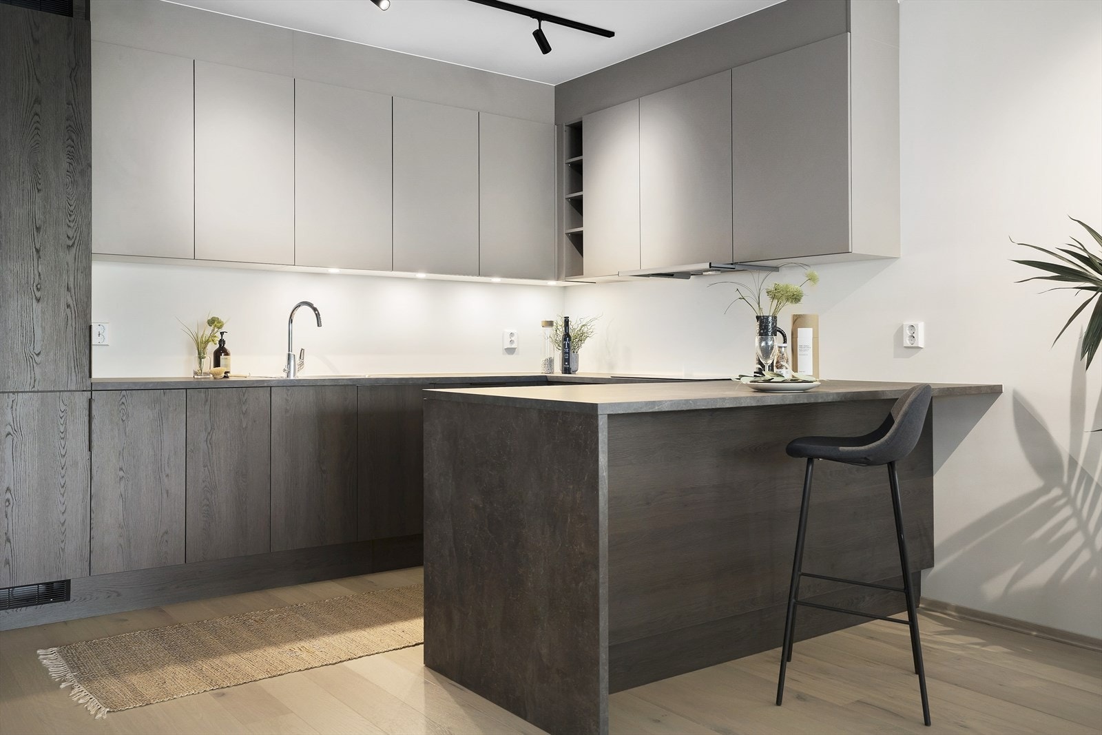 God belysning med spotskinne. Galleribilde