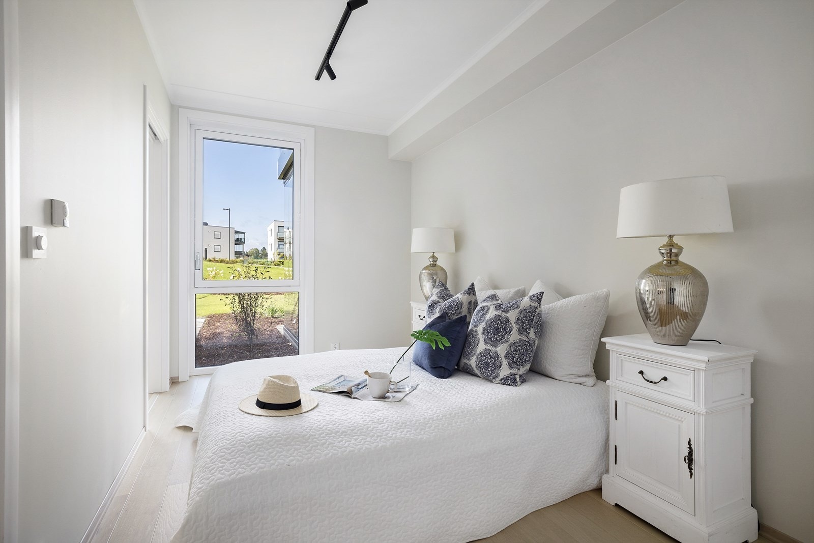 Stort soverom med to inngangsdører som gjør møbleringen mer spennende. Her kan man sette sengen på midten og ha store garderobeskap på hver deres side. Lyse flater, stor vindusflate og spotskinne i tak. Galleribilde