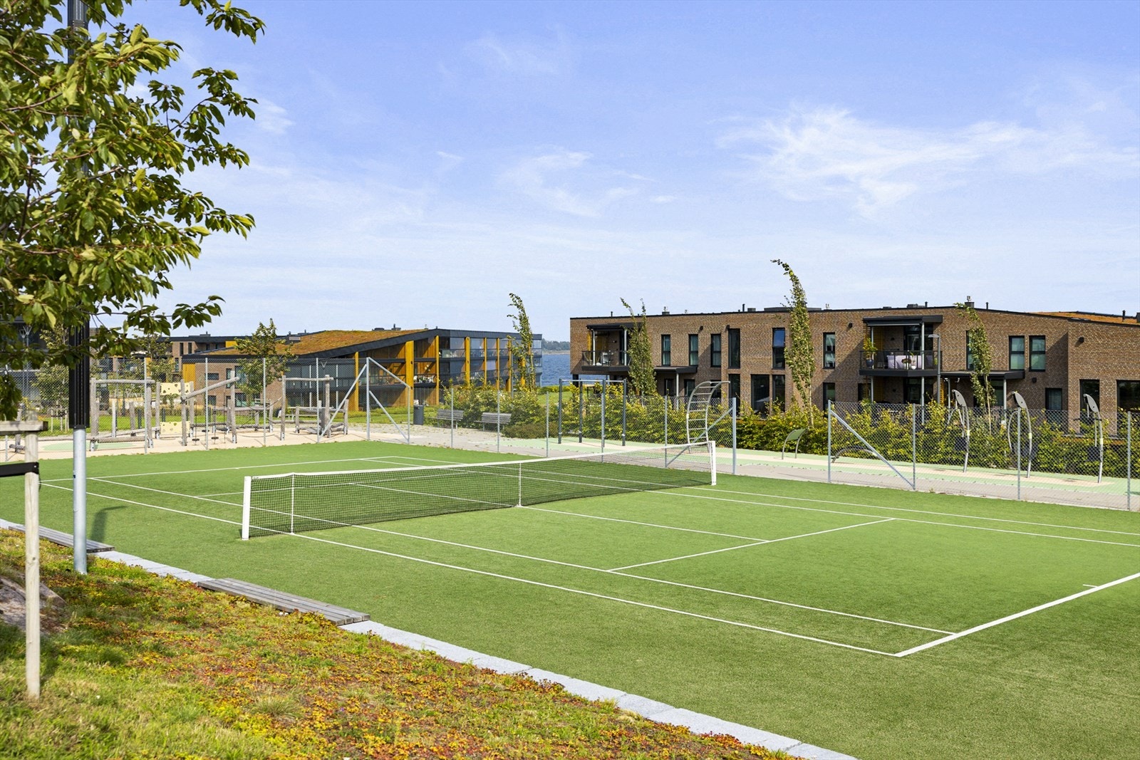 Tennisbanen på Jarlsø Galleribilde