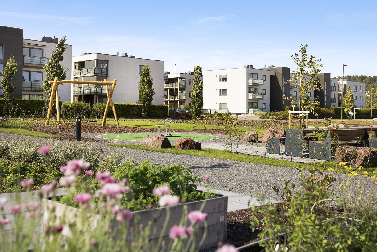 Lekeplasser, benker og aktivitetsarealer finner man flere steder på Jarlsø. Lekeplass på sameiets eiendom. Galleribilde