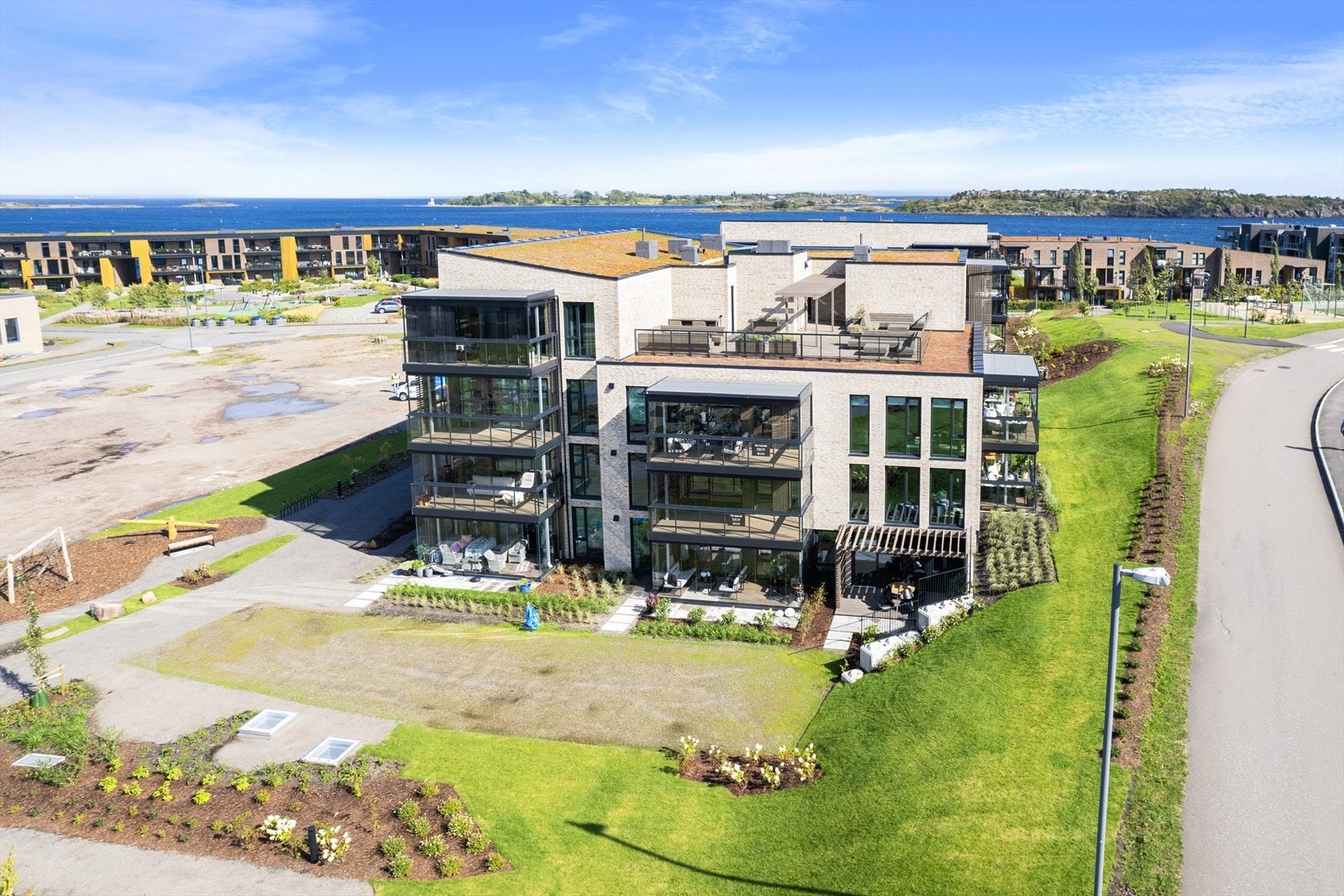 Internbeliggenheten til denne leiligheten er skjermet, solrik og fin, uten noen foran seg. Utsikt ut til parsellhagene som er på sameiets eiendom. Galleribilde