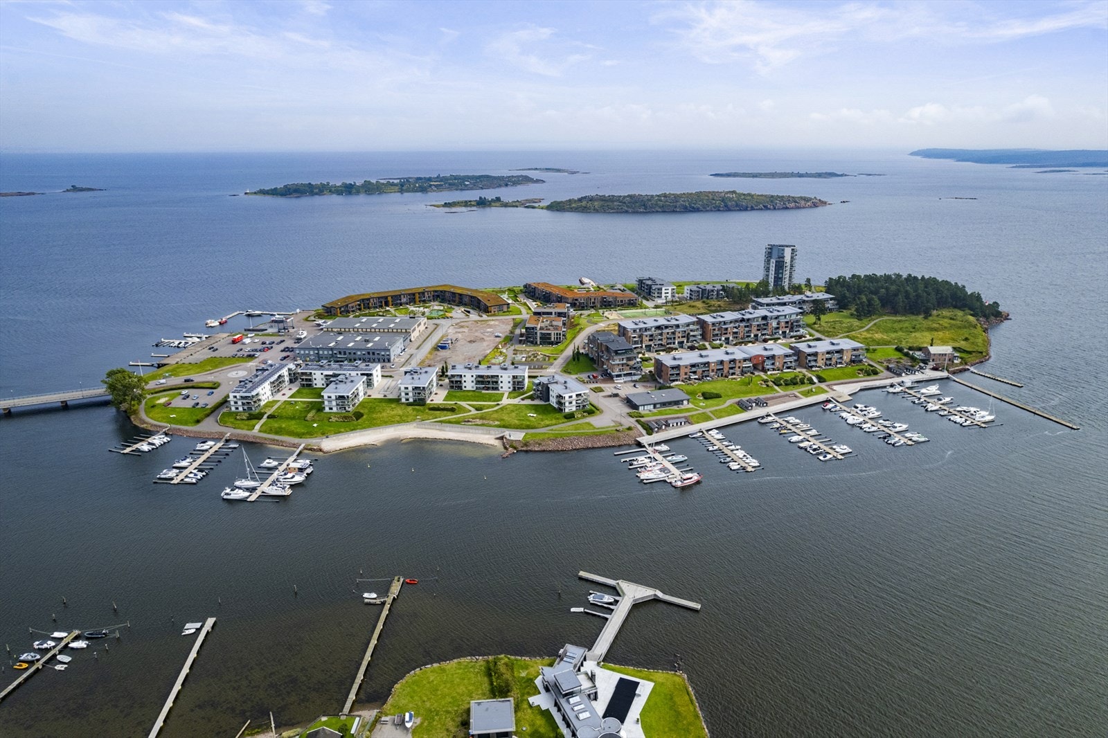 Jarlsø med flott beliggenhet med Tønsbergskjærgården i bakgrunnen. Galleribilde
