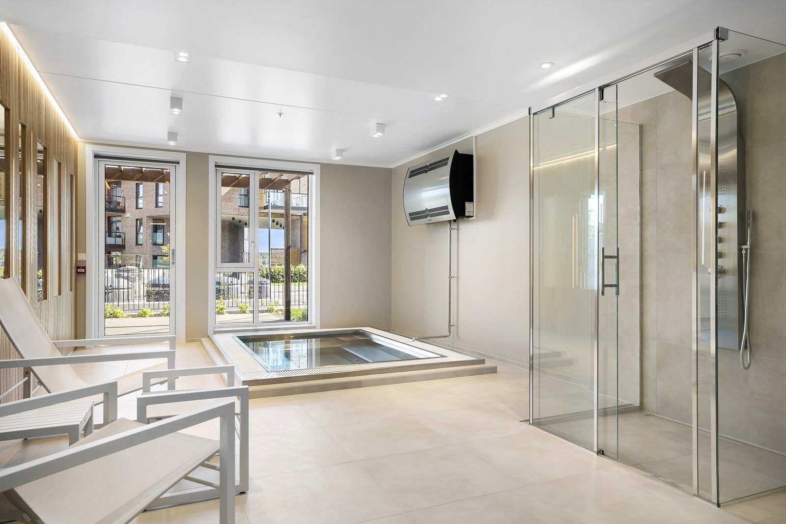 Sameiet har et eksklusivt spaanlegg for beboerne. Her er det boblebad, badstue og dusjløsning. Utgang til en liten terrasse på utsiden for de varmeste dagene. Galleribilde