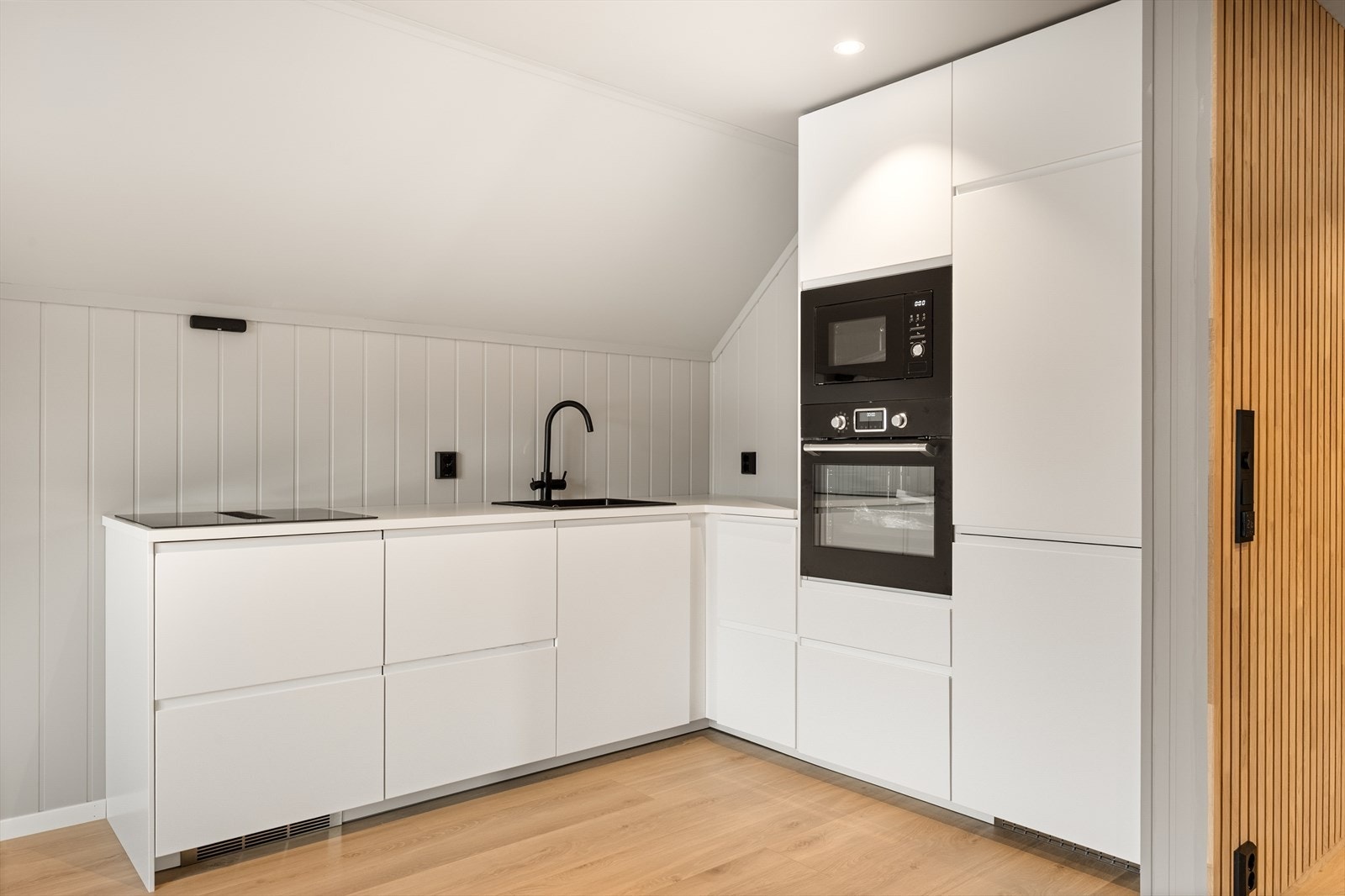 Kjøkkenet har rikelig med plass. Galleribilde