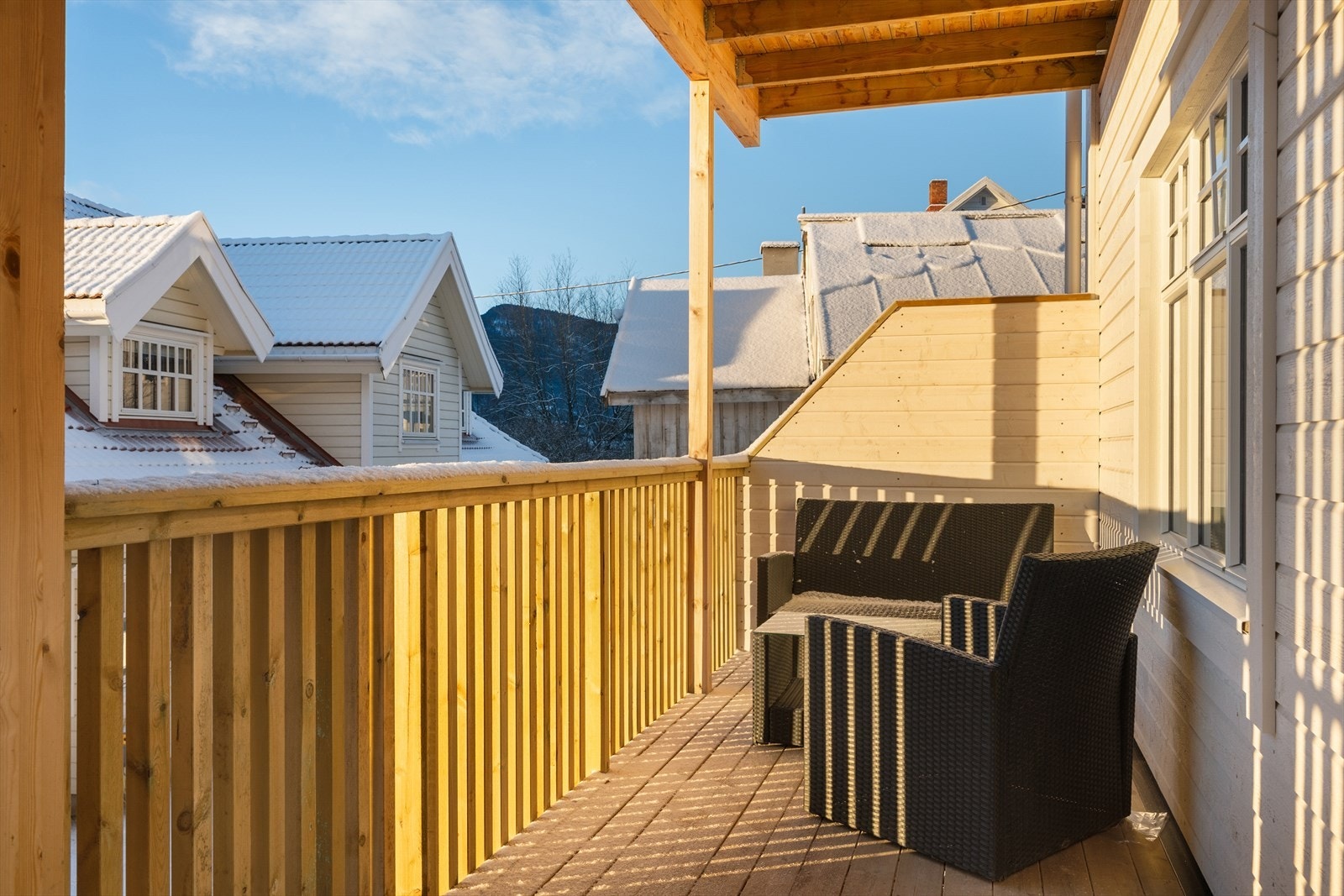 Solrik veranda utenfor leiligheten. Galleribilde