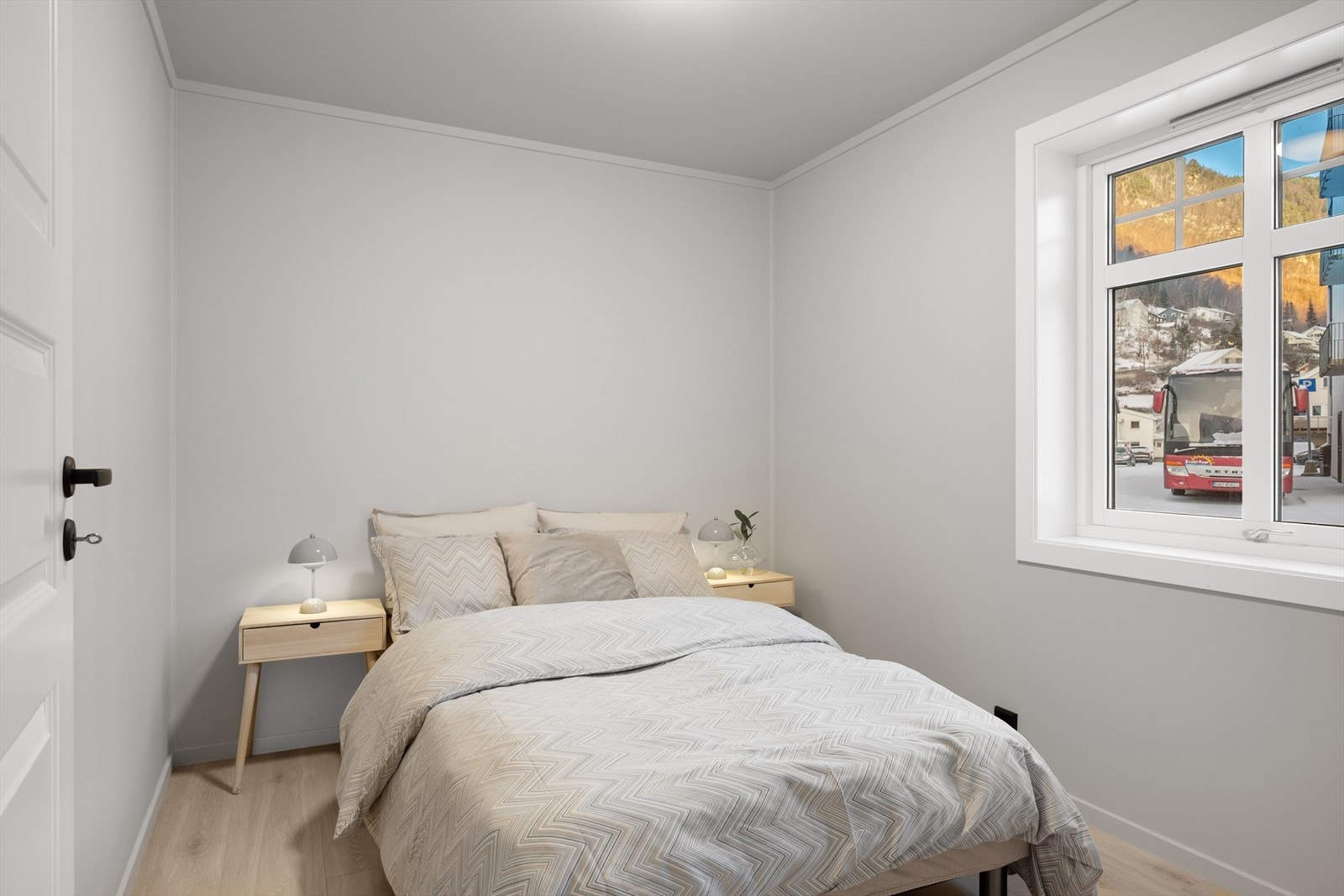 Romslig soverom med behagelige farger. Galleribilde