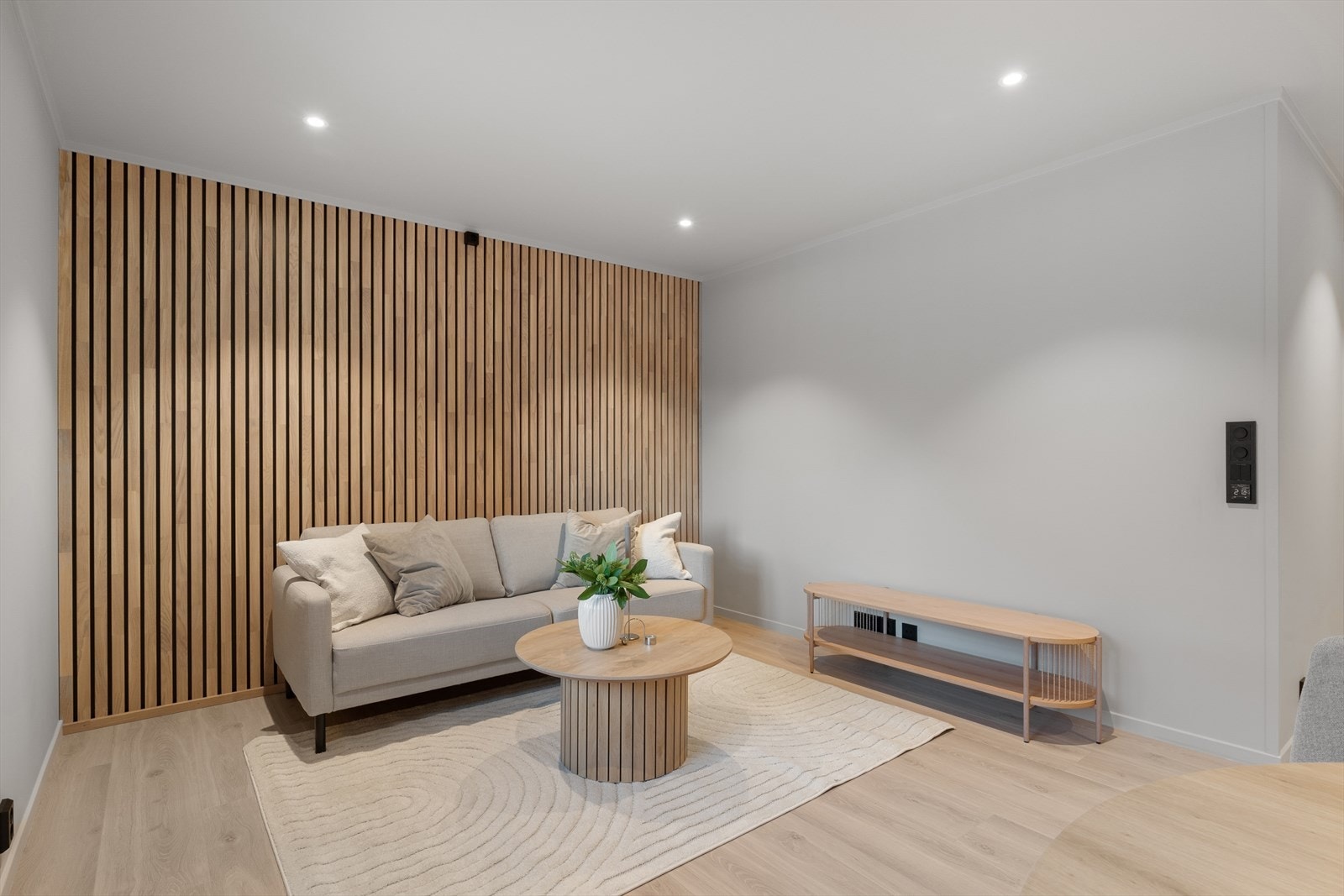 Behagelig lyssetting med downlights i himling. Galleribilde