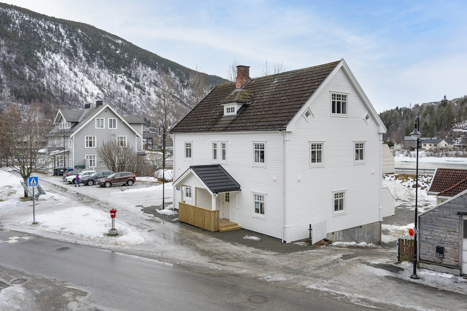 Bygget består av fem nyetablerte leiligheter, leilighetene i 1. etasje og 2. etasje ligger ute for utleie. Galleribilde