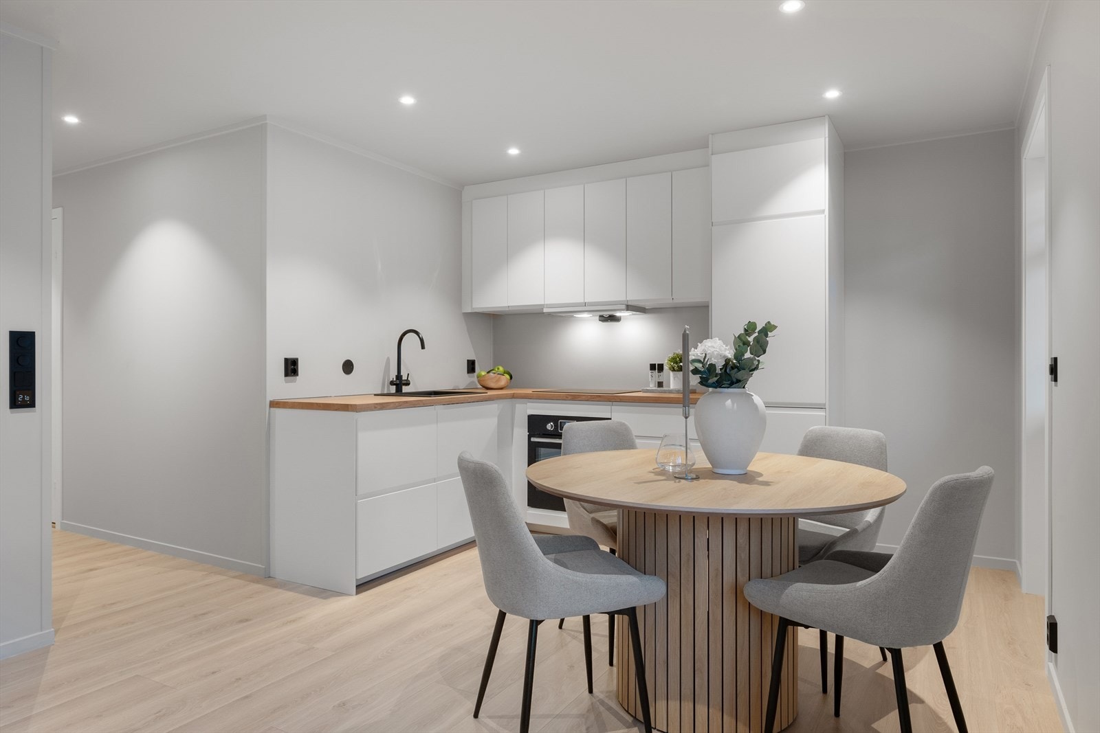 Moderne kjøkken med lyse overflater og stilren innredning. Galleribilde