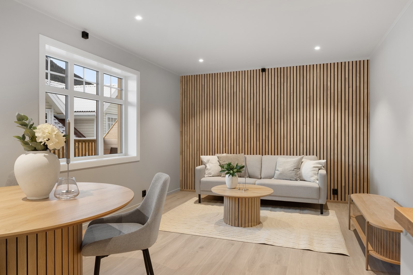 Leilighetene har tidsriktig farge- og materialbruk med spilevegger, laminatgulv med varmefolie og downlights i himling. Galleribilde