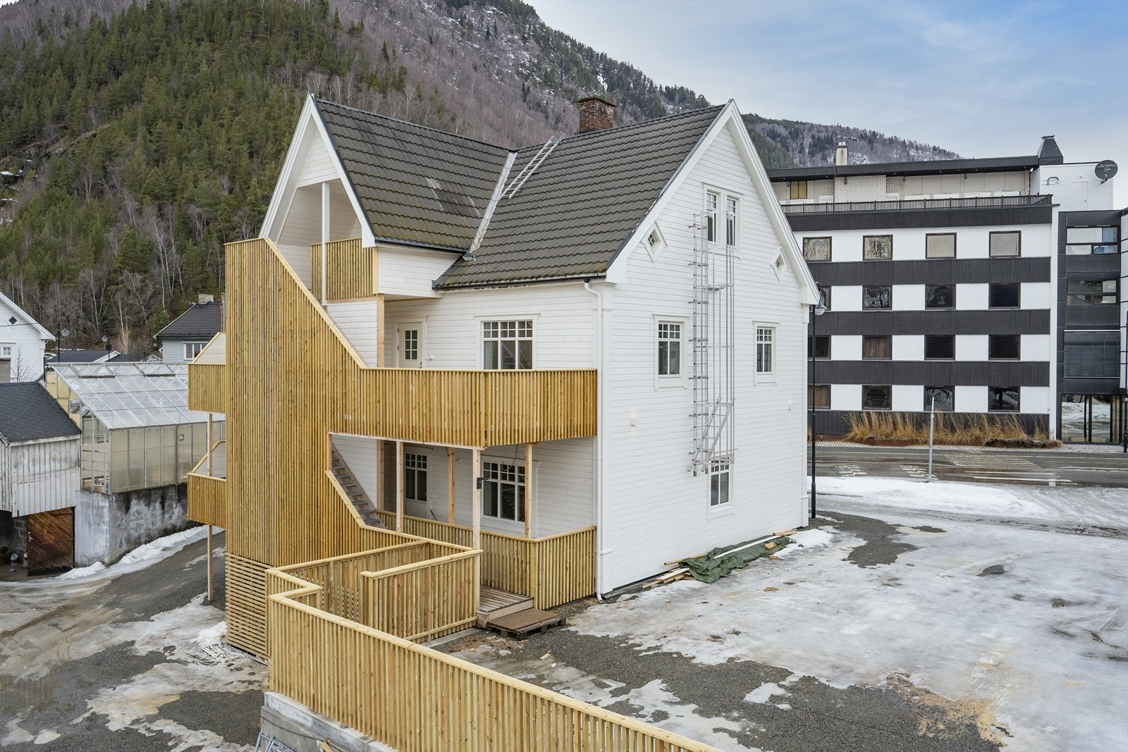 Herfra er det gangavstand til alle sentrumsfunksjoner som butikker, rådhus, idrettshall, skole, barnehage samt lokalmedisinsk senter mm. Galleribilde